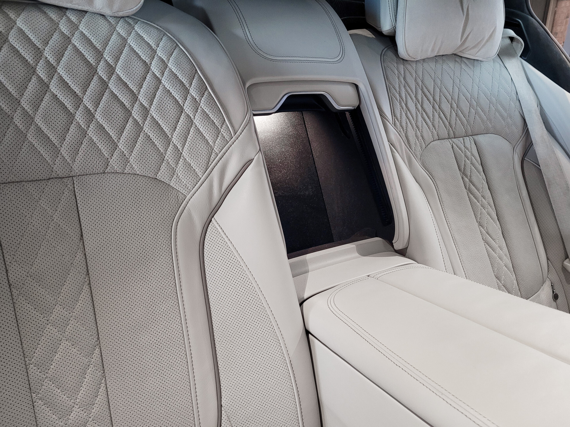 BMW 7 Serie 745Le xDrive M-Sport High Executive Lounge Seating | Klaptafels | B&W | 4*Massage | Laser | Sky Lounge Foto 52