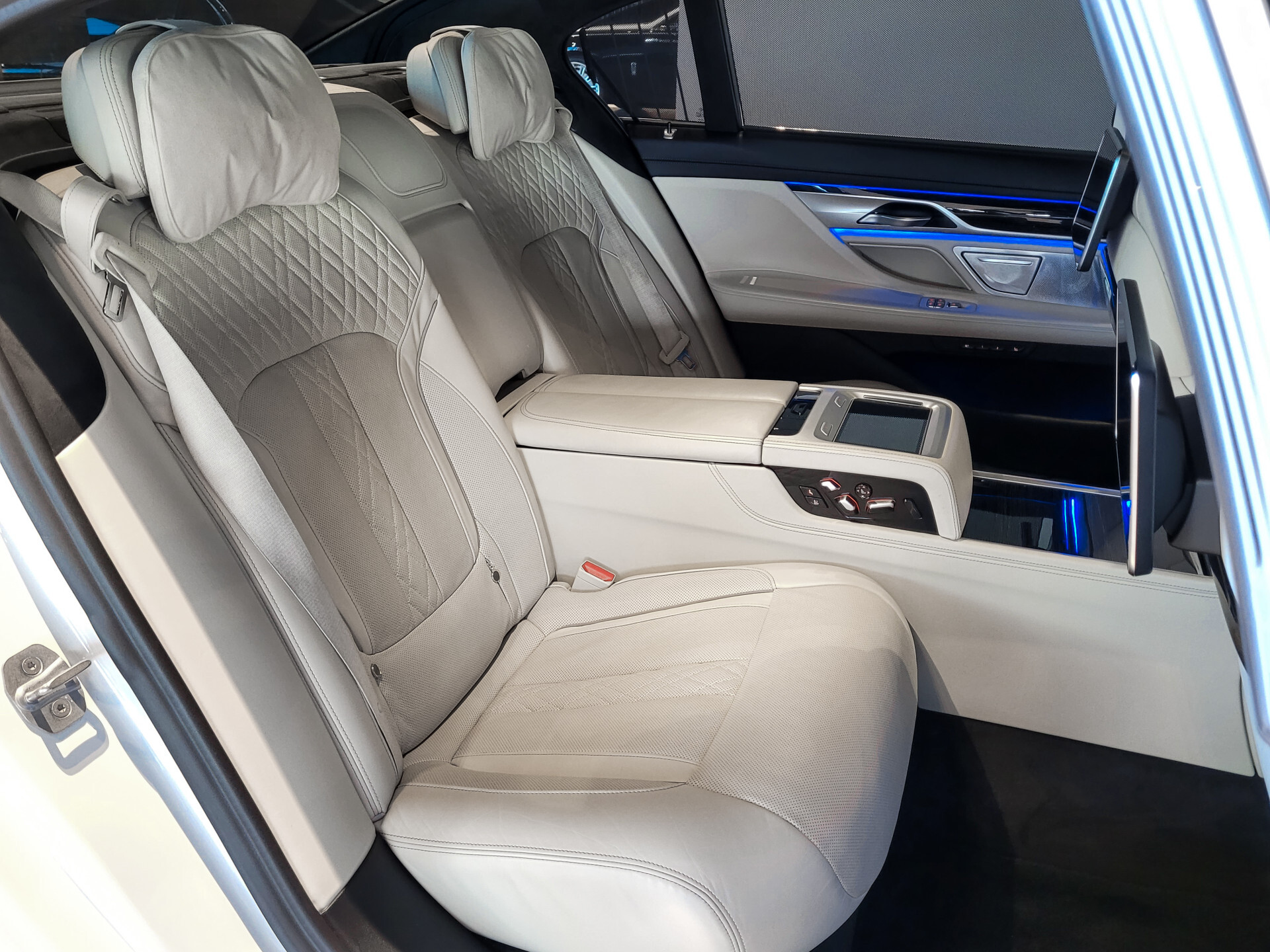 BMW 7 Serie 745Le xDrive M-Sport High Executive Lounge Seating | Klaptafels | B&W | 4*Massage | Laser | Sky Lounge Foto 7