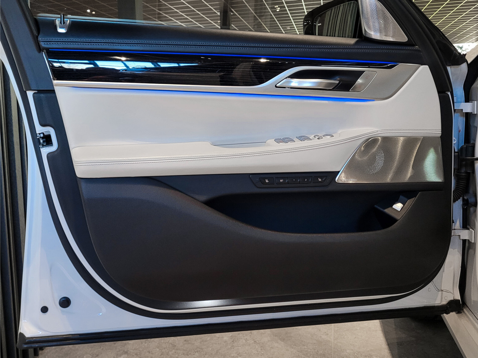 BMW 7 Serie 745Le xDrive M-Sport High Executive Lounge Seating | Klaptafels | B&W | 4*Massage | Laser | Sky Lounge Foto 9