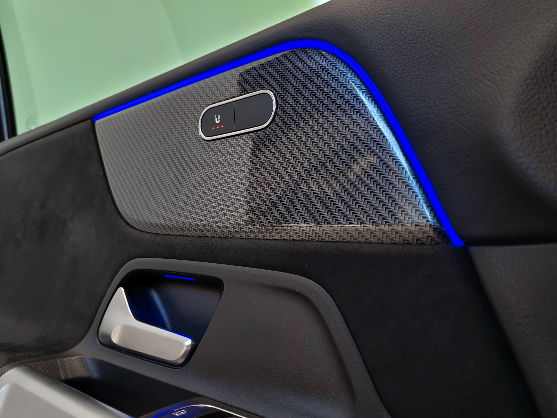 Mercedes-Benz GLB 200 AMG Night | MBUX | 20" | Camera | Trekhaak | Carbon | Sfeerverlichting Foto 10