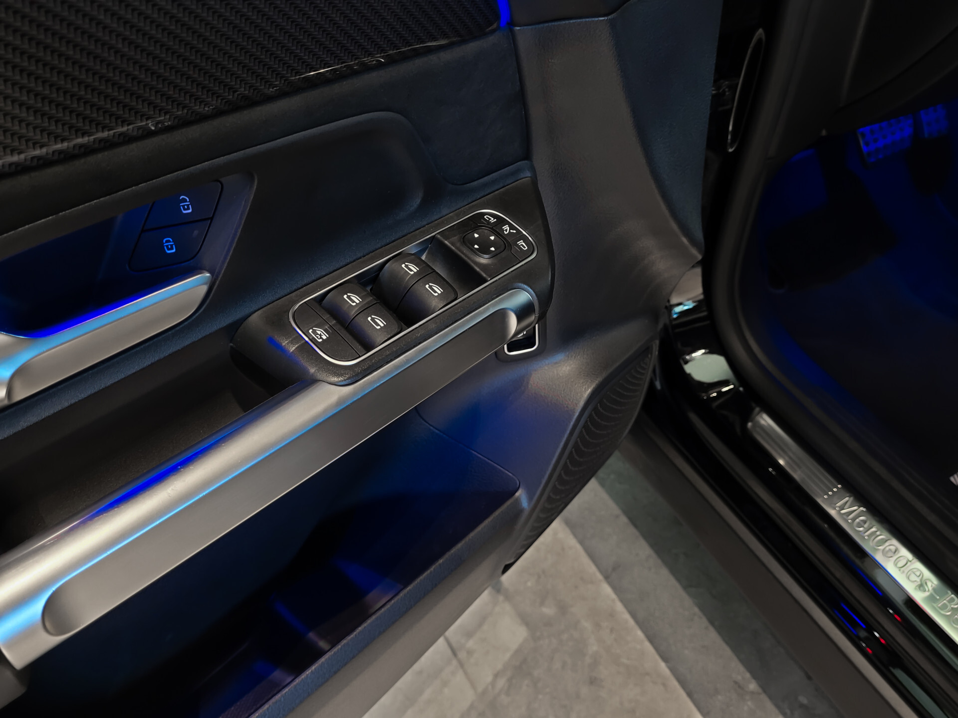 Mercedes-Benz GLB 200 AMG Night | MBUX | 20" | Camera | Trekhaak | Carbon | Sfeerverlichting Foto 12