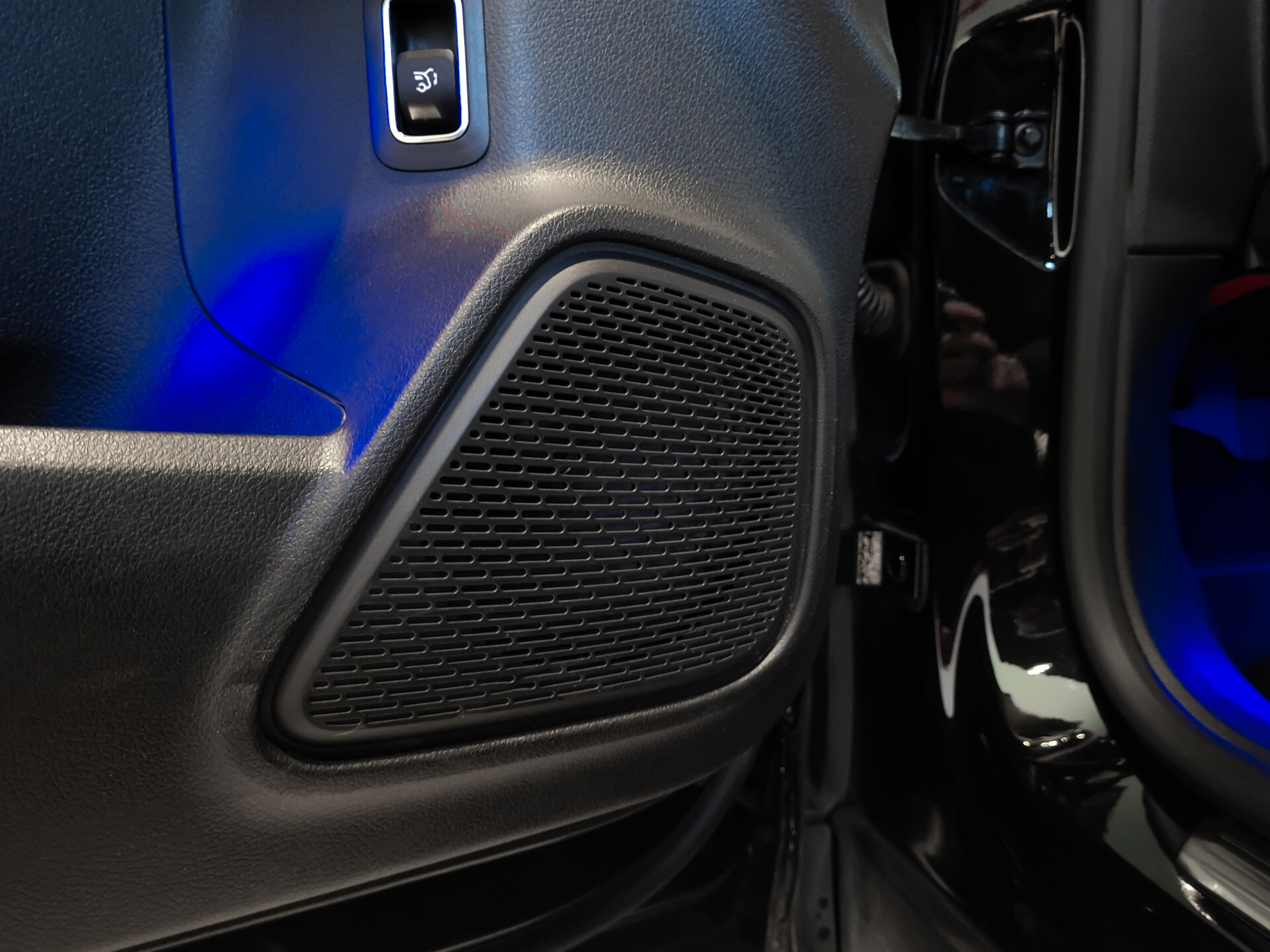 Mercedes-Benz GLB 200 AMG Night | MBUX | 20" | Camera | Trekhaak | Carbon | Sfeerverlichting Foto 14