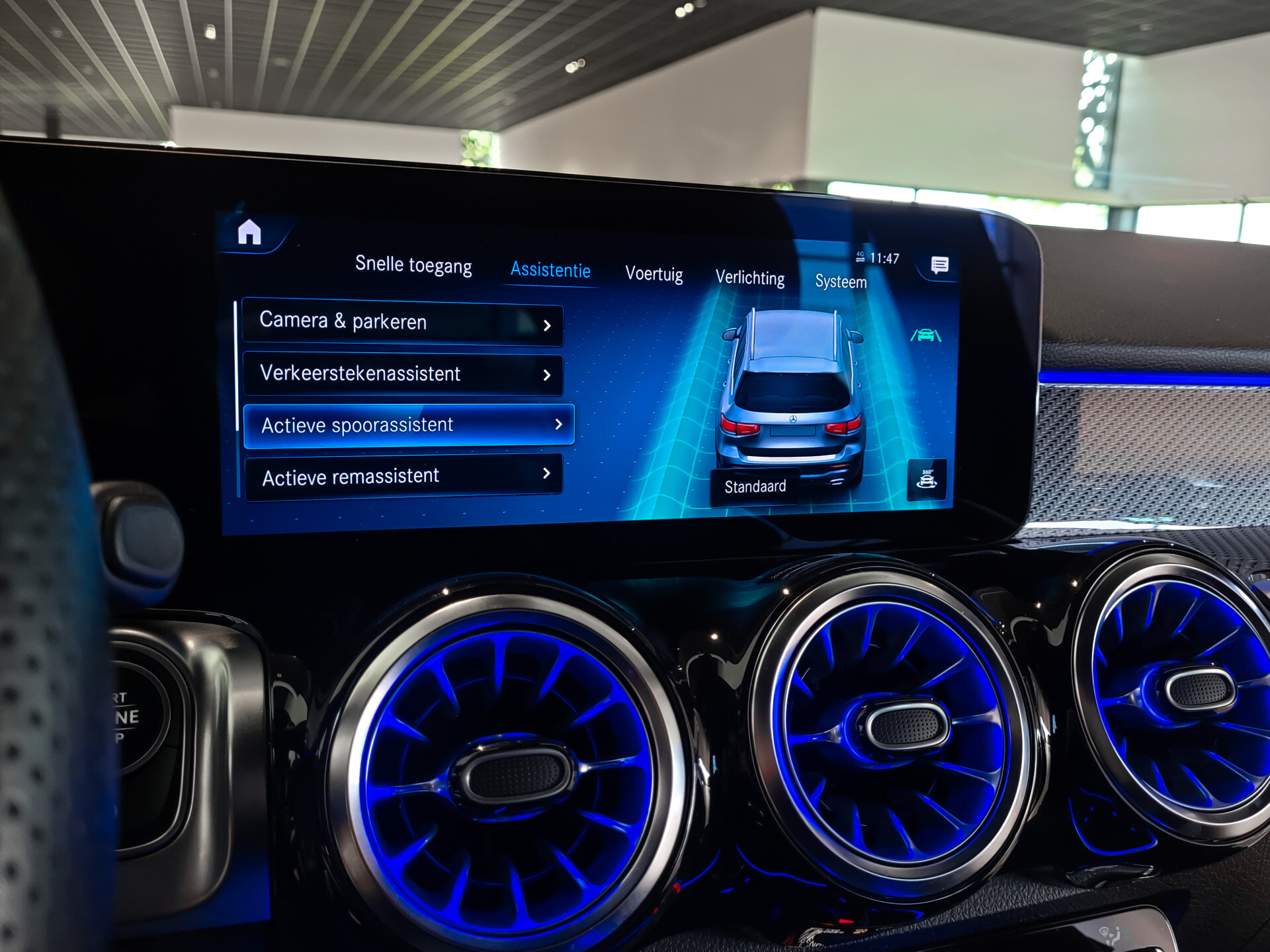 Mercedes-Benz GLB 200 AMG Night | MBUX | 20" | Camera | Trekhaak | Carbon | Sfeerverlichting Foto 17