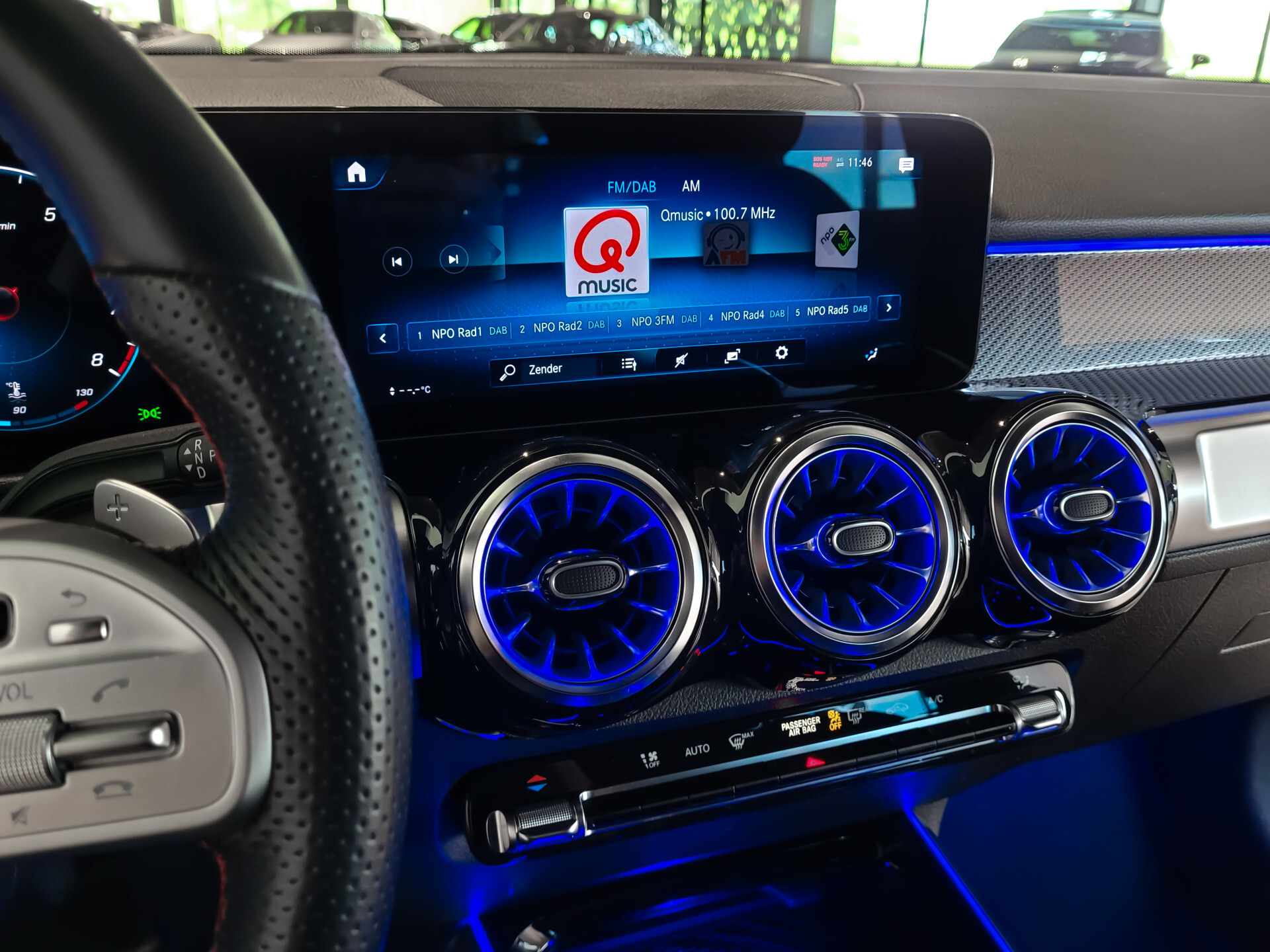 Mercedes-Benz GLB 200 AMG Night | MBUX | 20" | Camera | Trekhaak | Carbon | Sfeerverlichting Foto 24