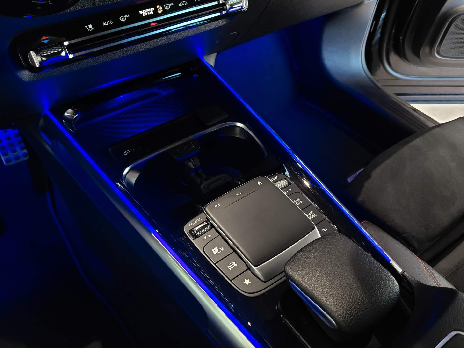 Mercedes-Benz GLB 200 AMG Night | MBUX | 20" | Camera | Trekhaak | Carbon | Sfeerverlichting Foto 28