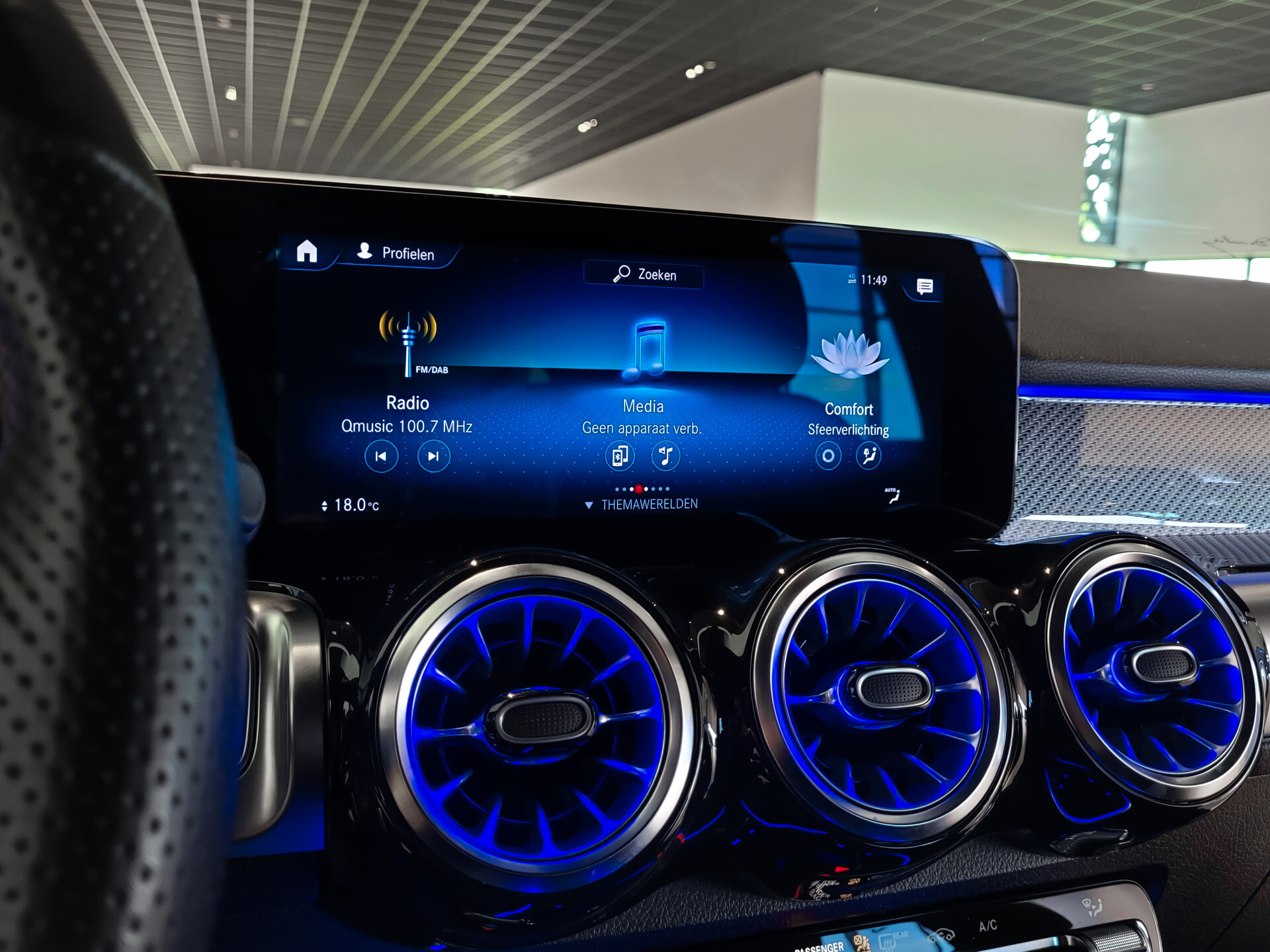 Mercedes-Benz GLB 200 AMG Night | MBUX | 20" | Camera | Trekhaak | Carbon | Sfeerverlichting Foto 29