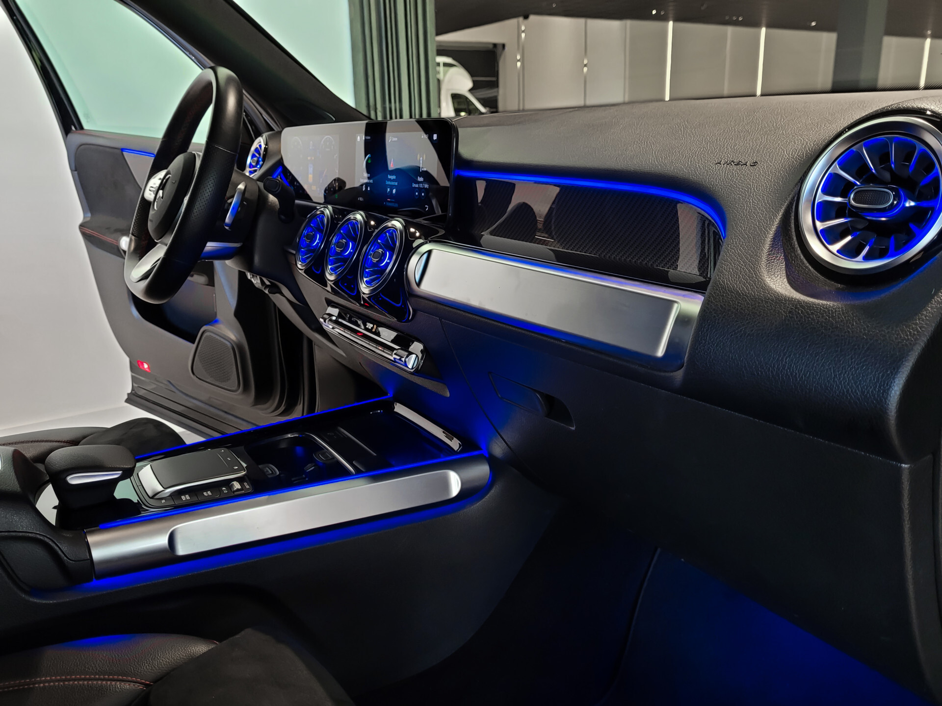 Mercedes-Benz GLB 200 AMG Night | MBUX | 20" | Camera | Trekhaak | Carbon | Sfeerverlichting Foto 30