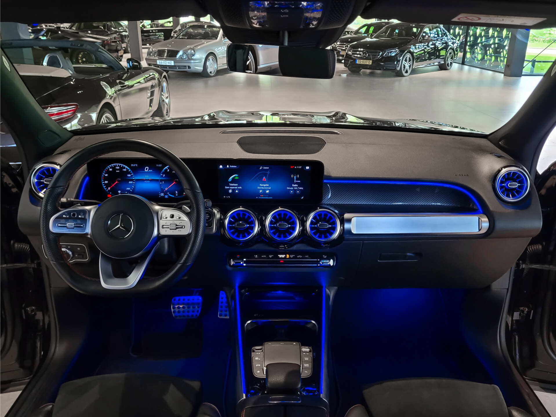 Mercedes-Benz GLB 200 AMG Night | MBUX | 20" | Camera | Trekhaak | Carbon | Sfeerverlichting Foto 32