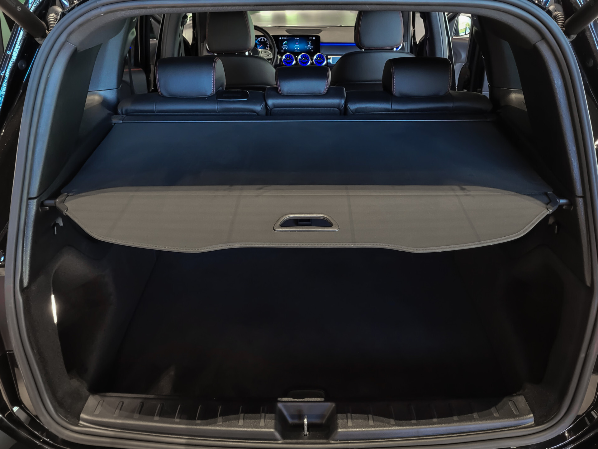 Mercedes-Benz GLB 200 AMG Night | MBUX | 20" | Camera | Trekhaak | Carbon | Sfeerverlichting Foto 35