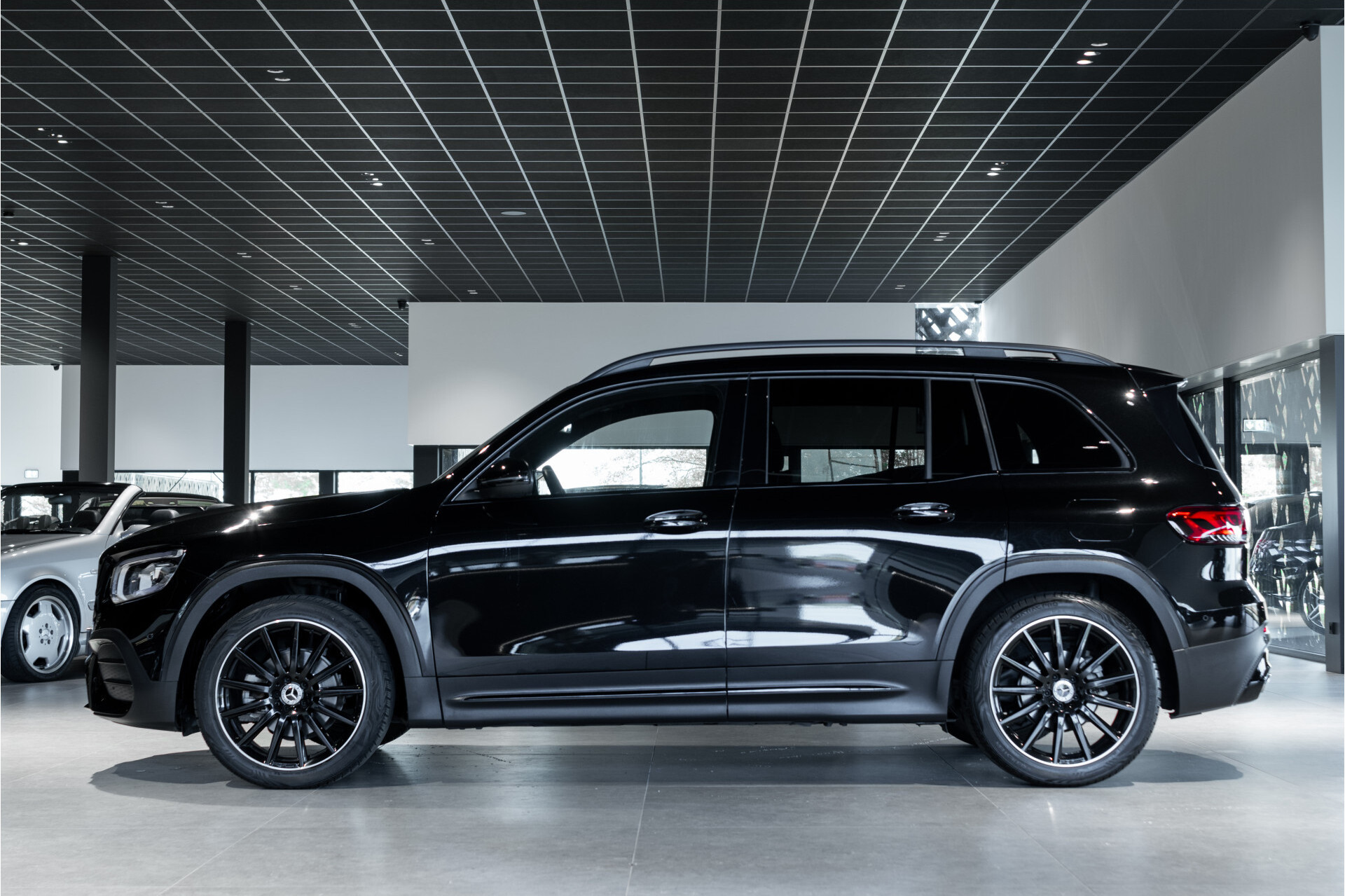 Mercedes-Benz GLB 200 AMG Night | MBUX | 20" | Camera | Trekhaak | Carbon | Sfeerverlichting Foto 4