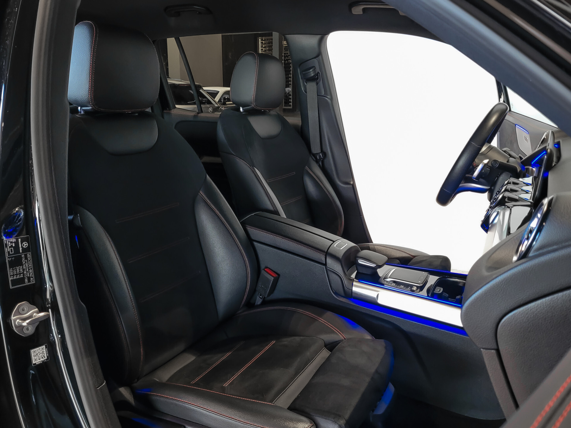 Mercedes-Benz GLB 200 AMG Night | MBUX | 20" | Camera | Trekhaak | Carbon | Sfeerverlichting Foto 6