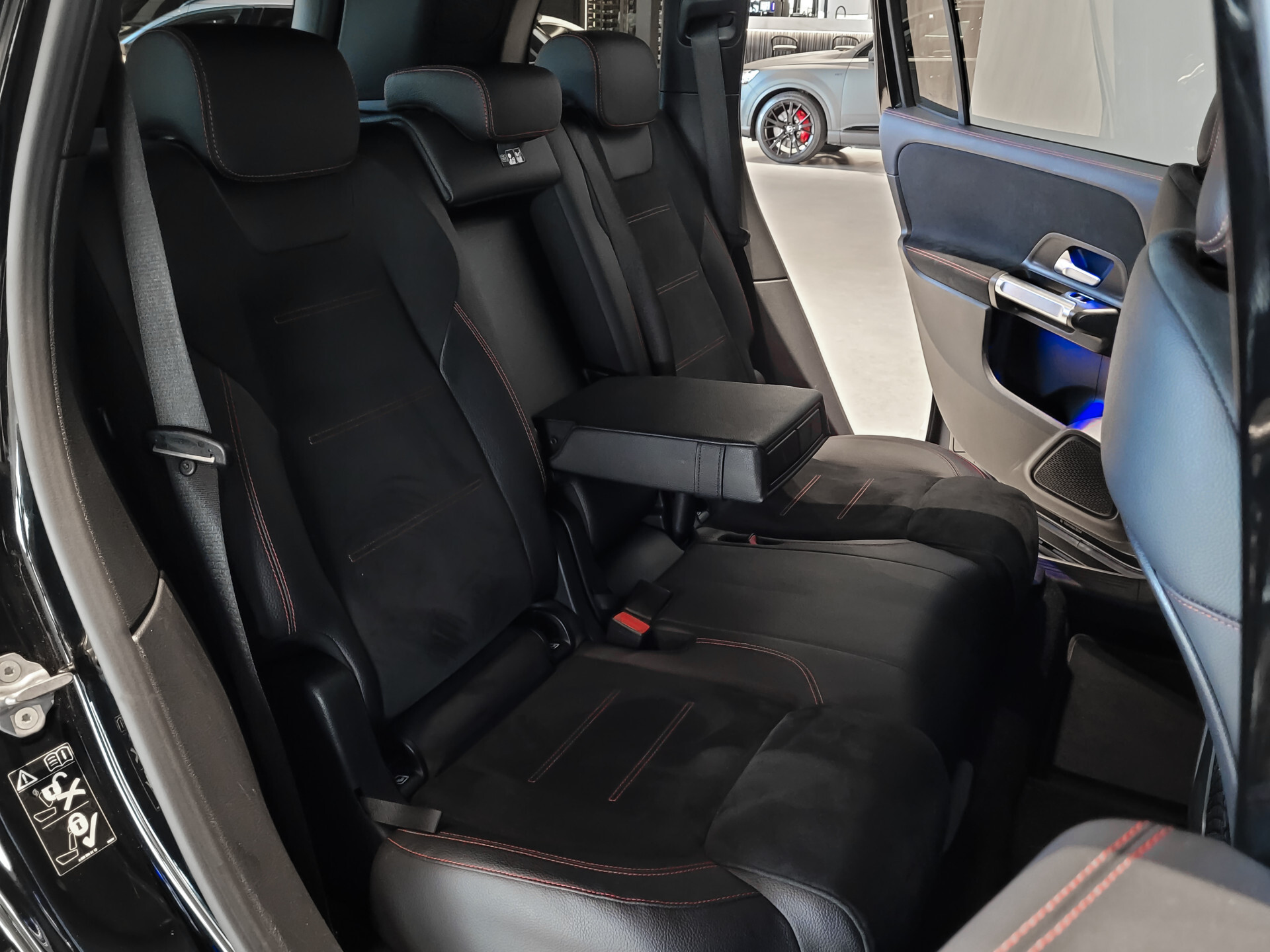 Mercedes-Benz GLB 200 AMG Night | MBUX | 20" | Camera | Trekhaak | Carbon | Sfeerverlichting Foto 7