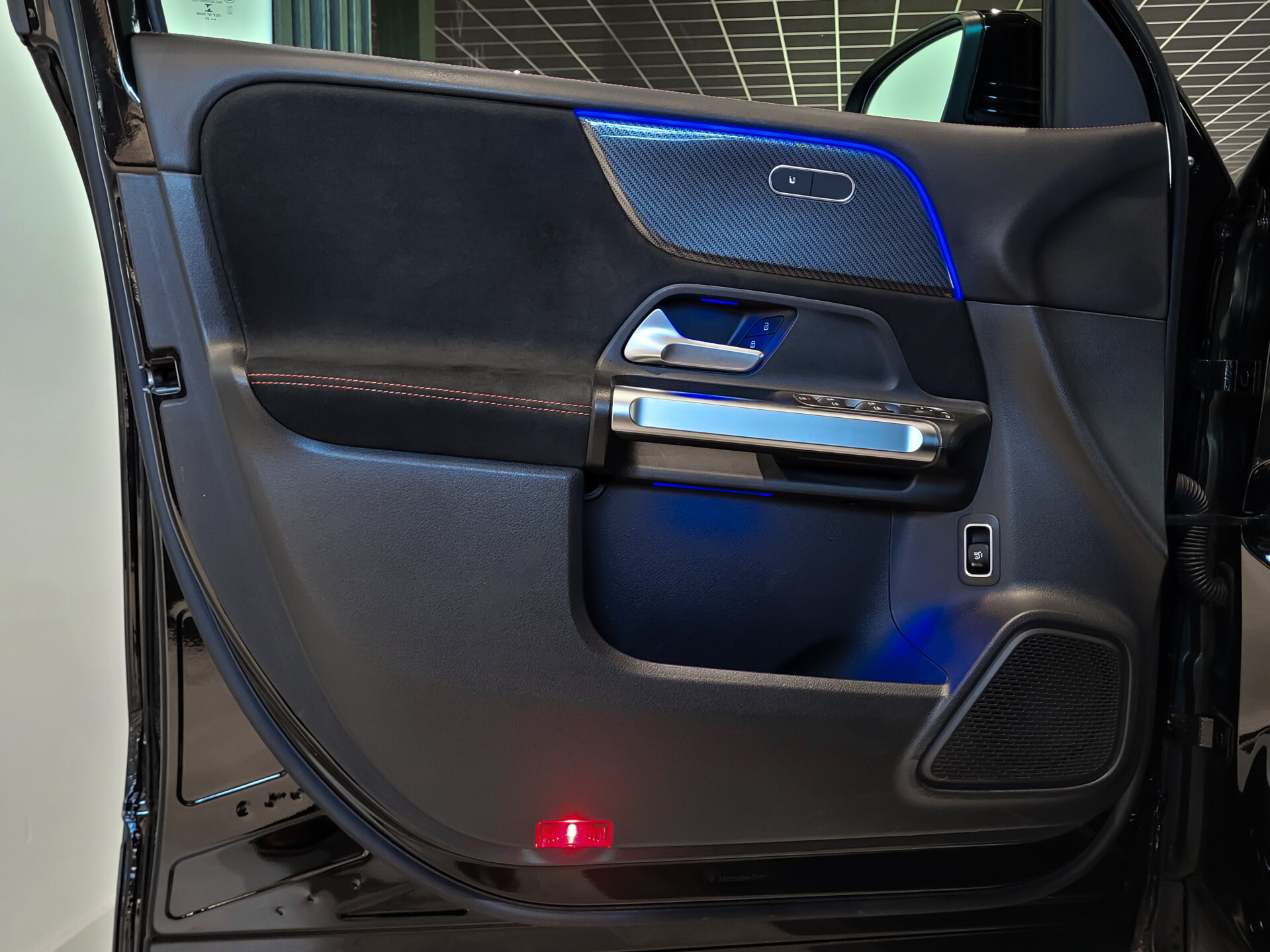 Mercedes-Benz GLB 200 AMG Night | MBUX | 20" | Camera | Trekhaak | Carbon | Sfeerverlichting Foto 8