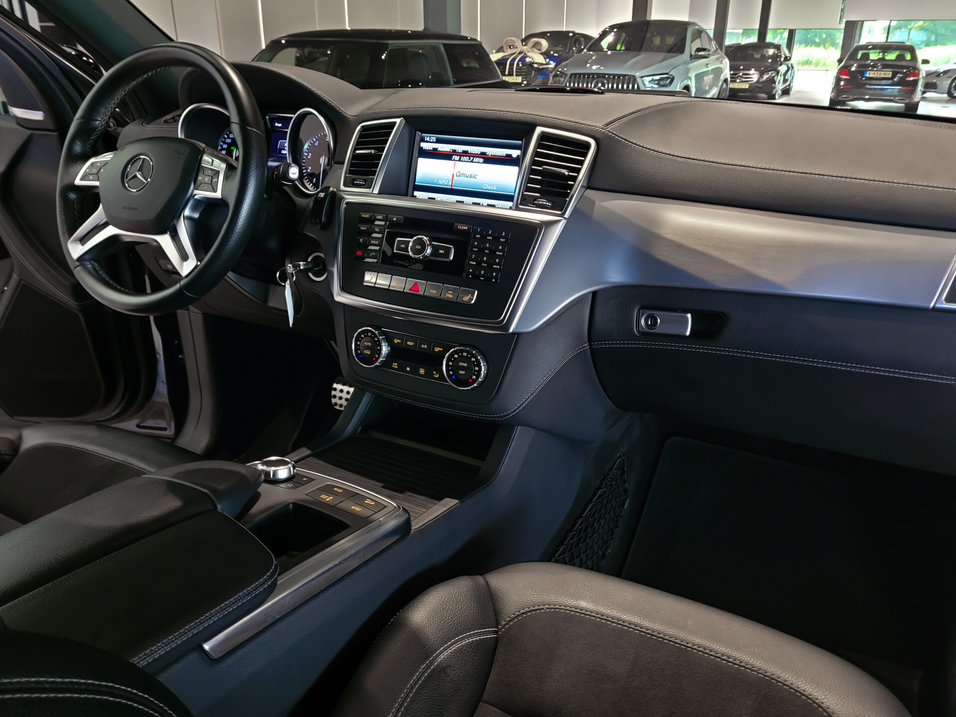 Mercedes-Benz M-Klasse 350 4-M AMG Luchtvering | ACC | Harman-Kardon | Trekhaak | Camera | Memory | Schuifdak Foto 23