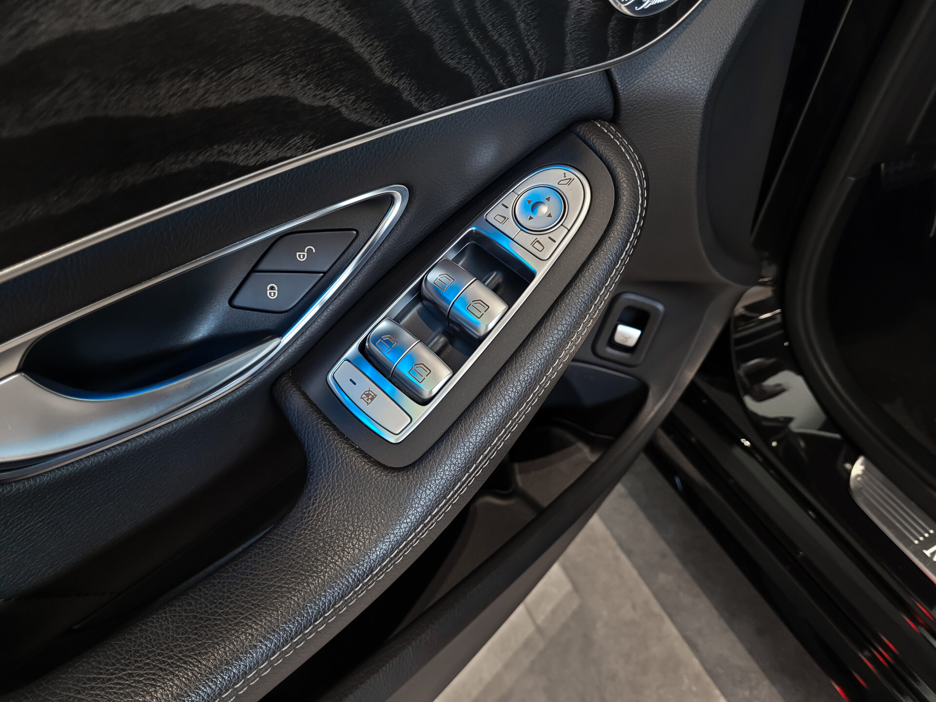 Mercedes-Benz C-Klasse 400 4-M AMG Night | Panorama | 19" | Burmester | 360 | Distronic Foto 12