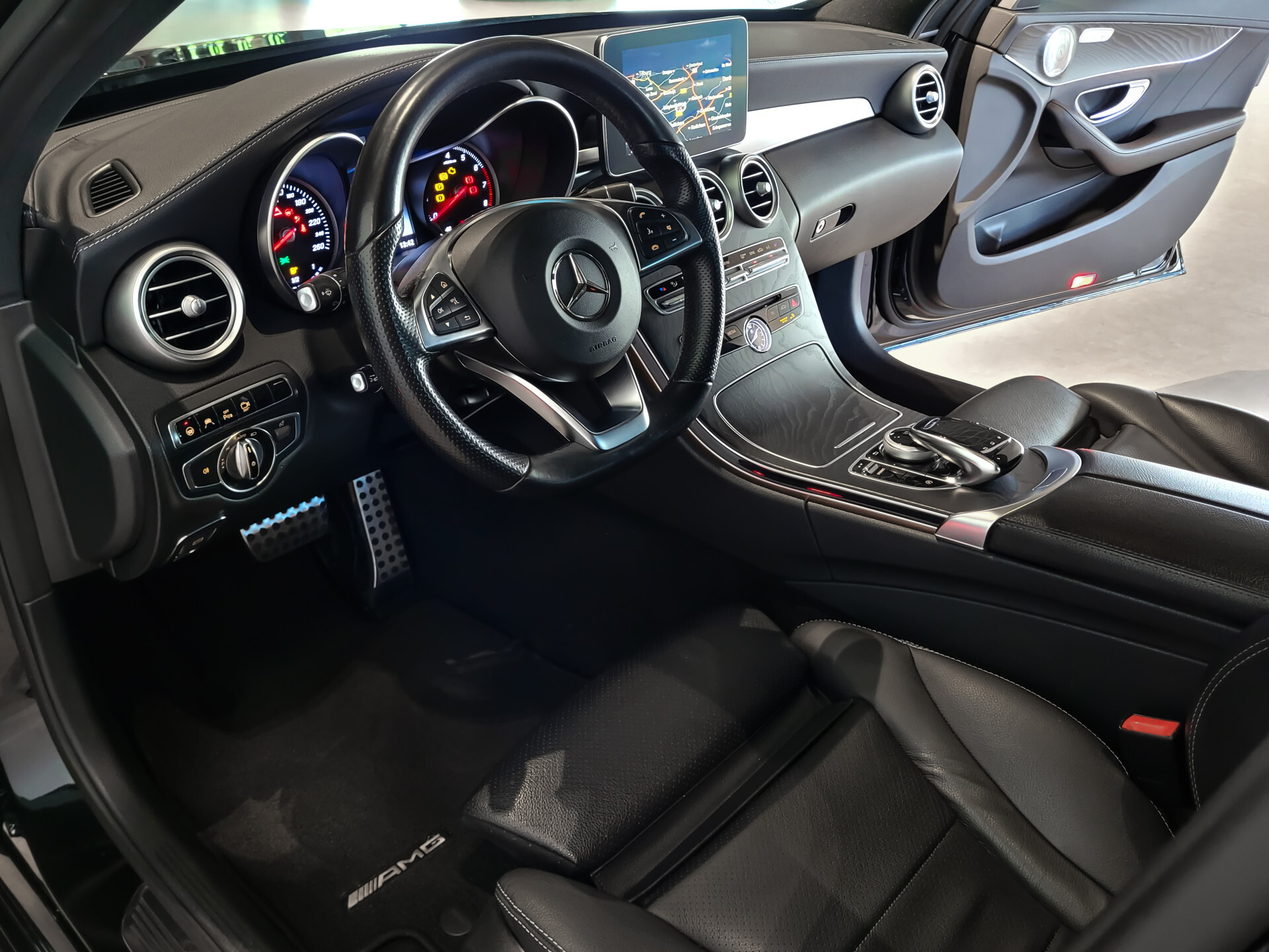 Mercedes-Benz C-Klasse 400 4-M AMG Night | Panorama | 19" | Burmester | 360 | Distronic Foto 16