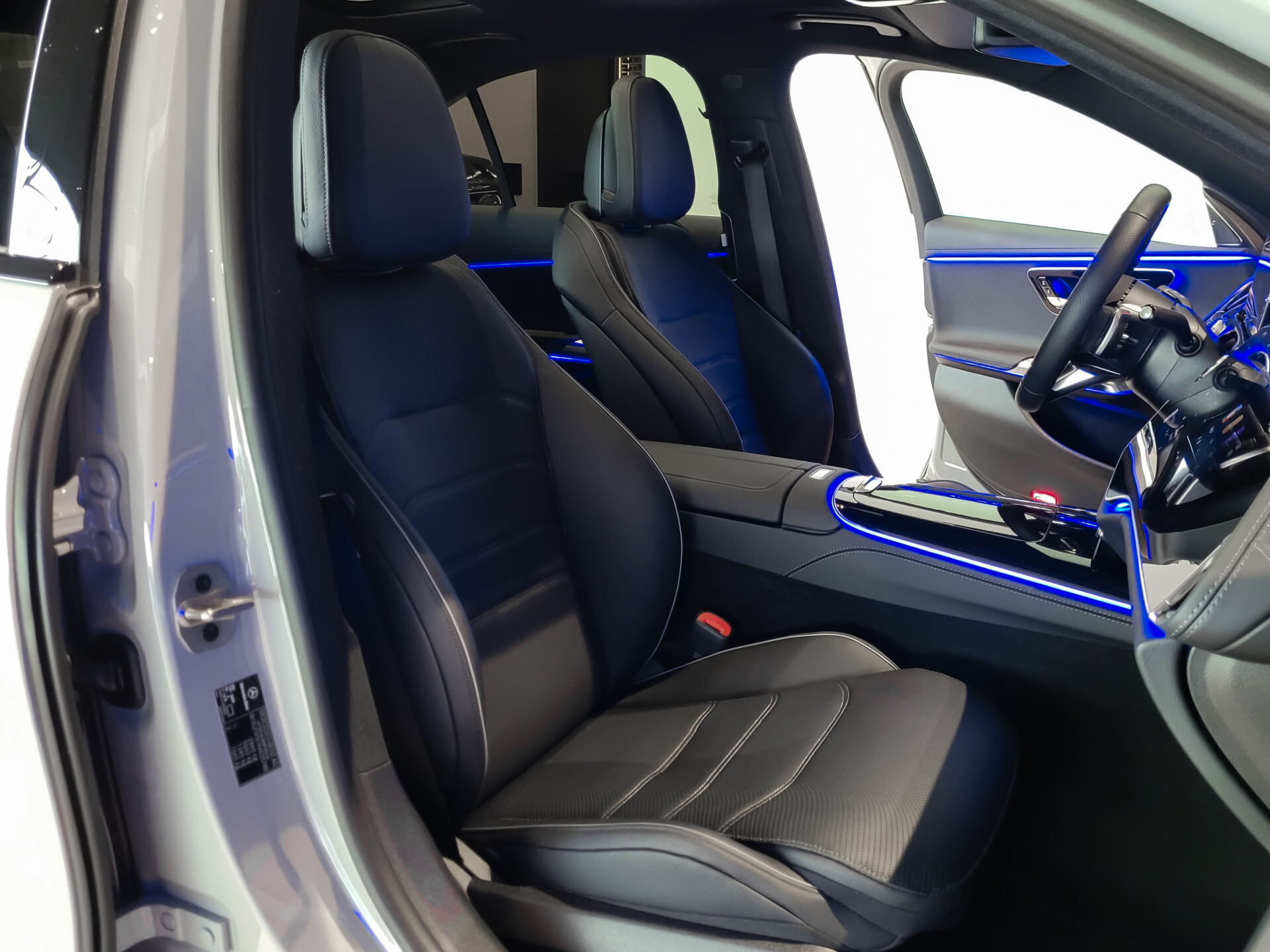 Mercedes-Benz E-Klasse 400 e 4-M AMG Luchtvering | Achterasbesturing | Superscreen | Keyless | Stoelkoeling | HUD | Digital Light Foto 10