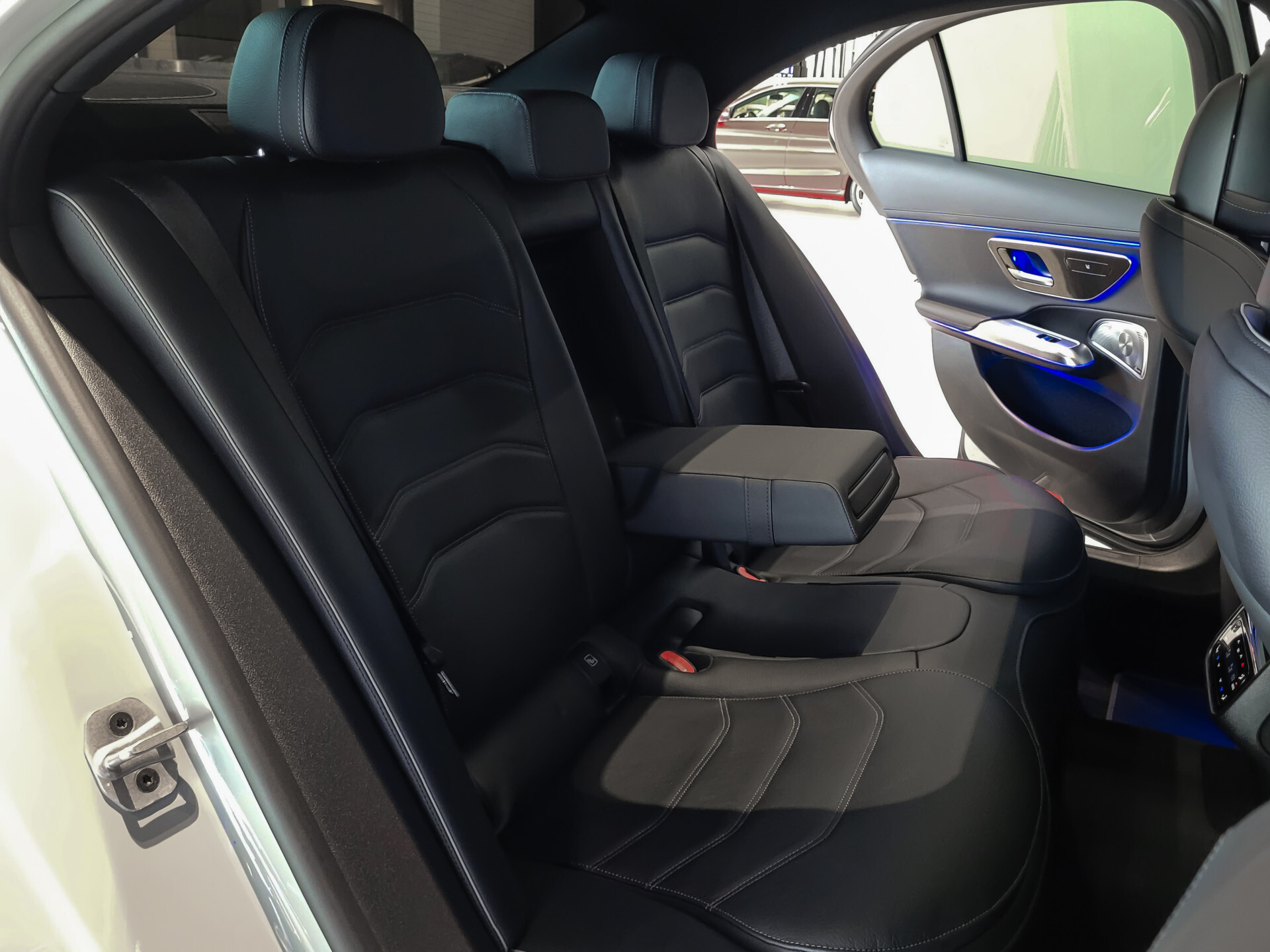 Mercedes-Benz E-Klasse 400 e 4-M AMG Luchtvering | Achterasbesturing | Superscreen | Keyless | Stoelkoeling | HUD | Digital Light Foto 11