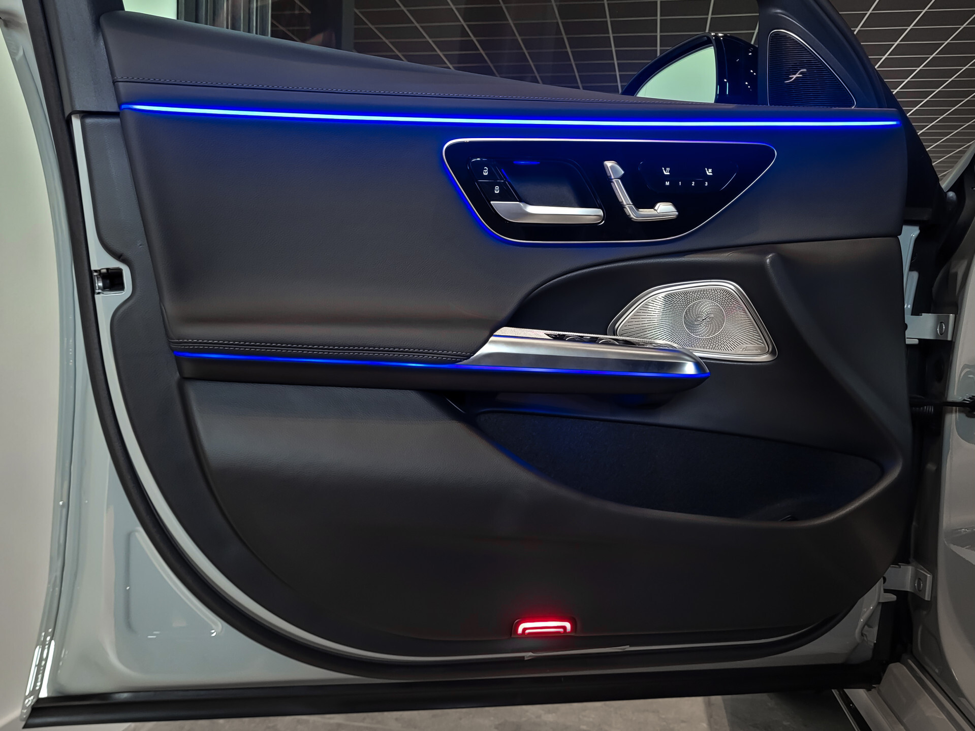 Mercedes-Benz E-Klasse 400 e 4-M AMG Luchtvering | Achterasbesturing | Superscreen | Keyless | Stoelkoeling | HUD | Digital Light Foto 12