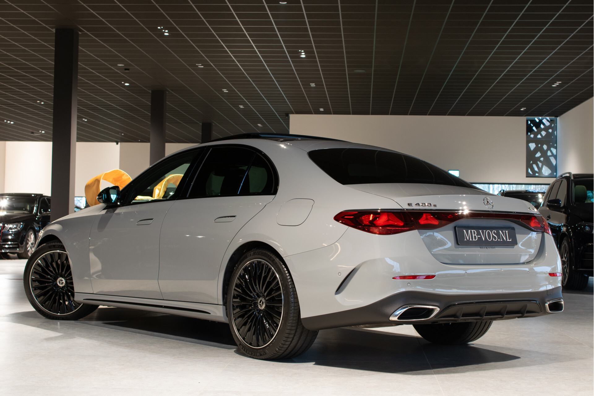 Mercedes-Benz E-Klasse 400 e 4-M AMG Luchtvering | Achterasbesturing | Superscreen | Keyless | Stoelkoeling | HUD | Digital Light Foto 2