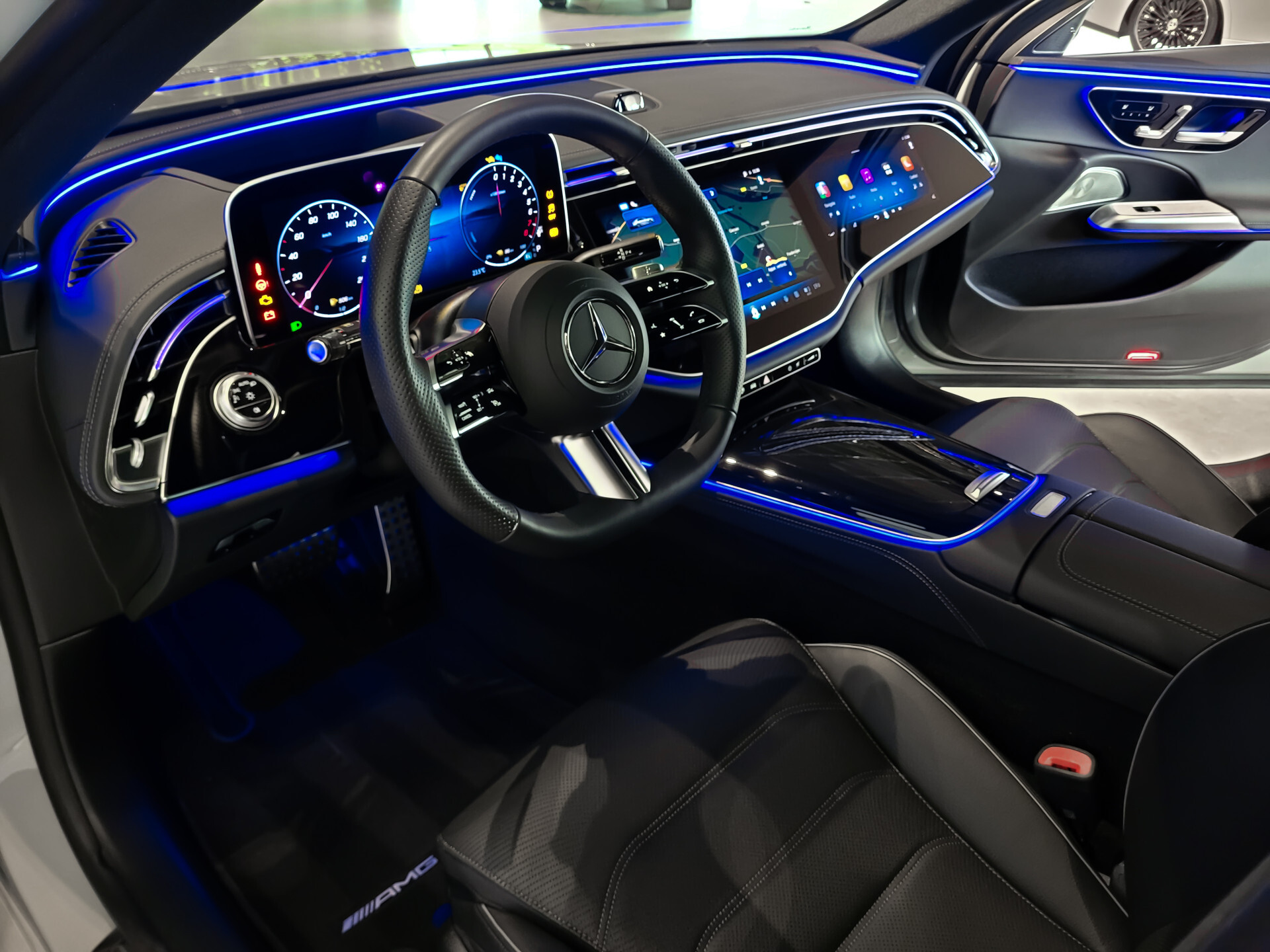 Mercedes-Benz E-Klasse 400 e 4-M AMG Luchtvering | Achterasbesturing | Superscreen | Keyless | Stoelkoeling | HUD | Digital Light Foto 20