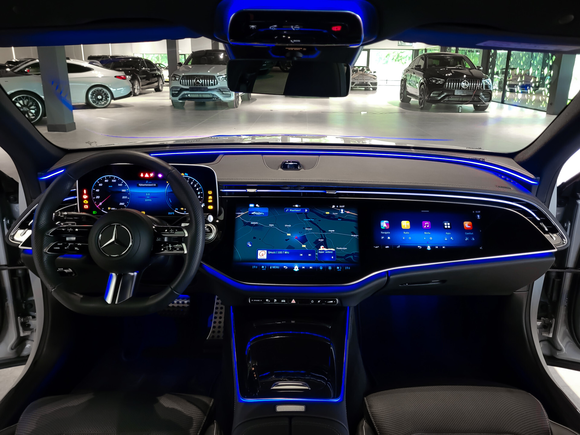 Mercedes-Benz E-Klasse 400 e 4-M AMG Luchtvering | Achterasbesturing | Superscreen | Keyless | Stoelkoeling | HUD | Digital Light Foto 24