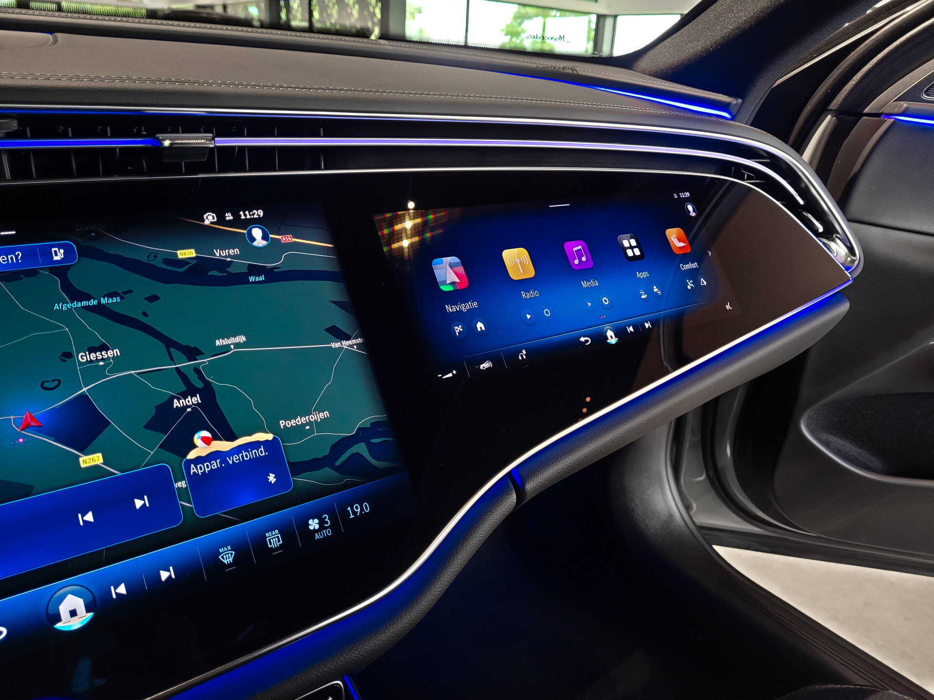 Mercedes-Benz E-Klasse 400 e 4-M AMG Luchtvering | Achterasbesturing | Superscreen | Keyless | Stoelkoeling | HUD | Digital Light Foto 26