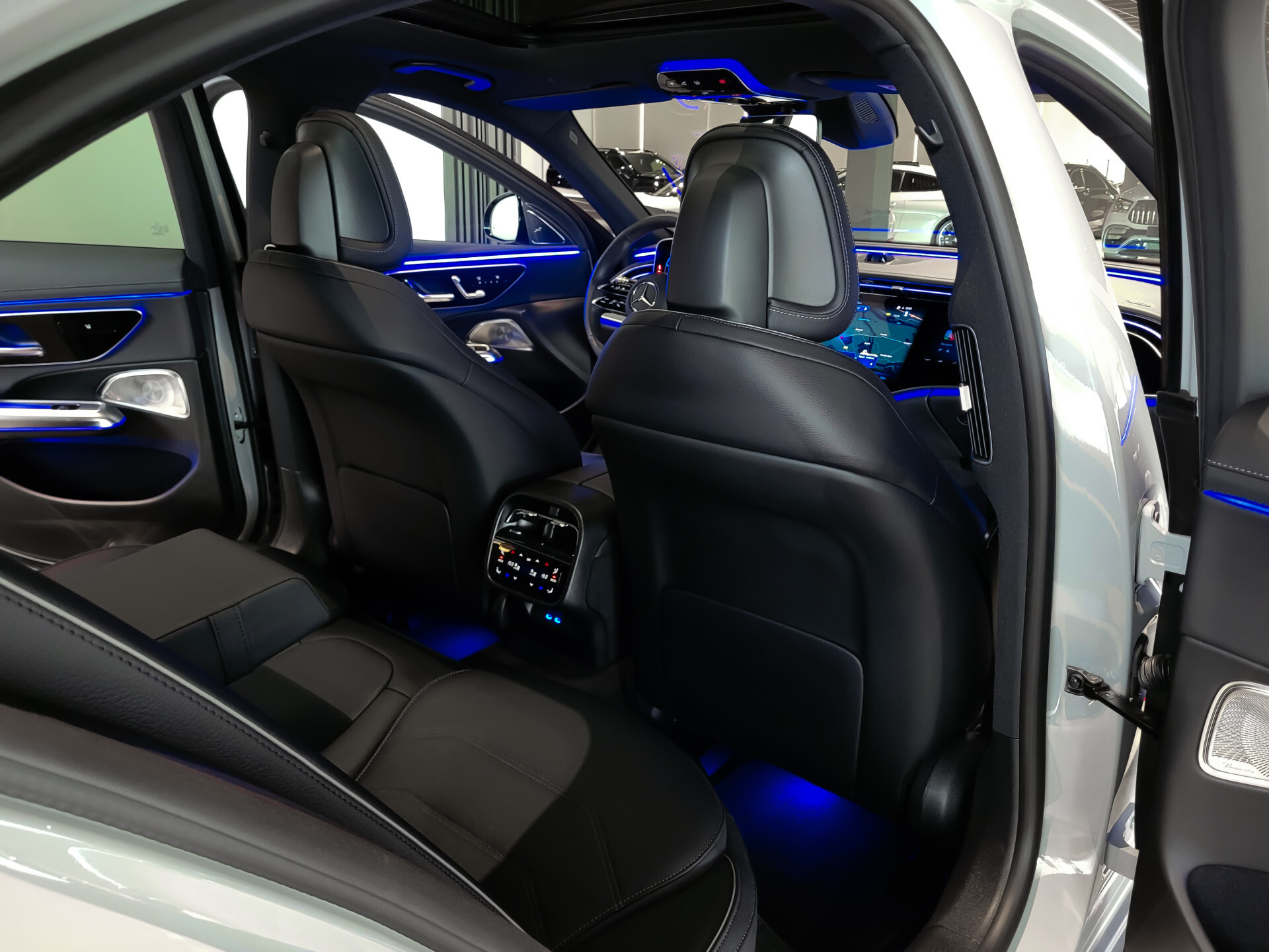 Mercedes-Benz E-Klasse 400 e 4-M AMG Luchtvering | Achterasbesturing | Superscreen | Keyless | Stoelkoeling | HUD | Digital Light Foto 28