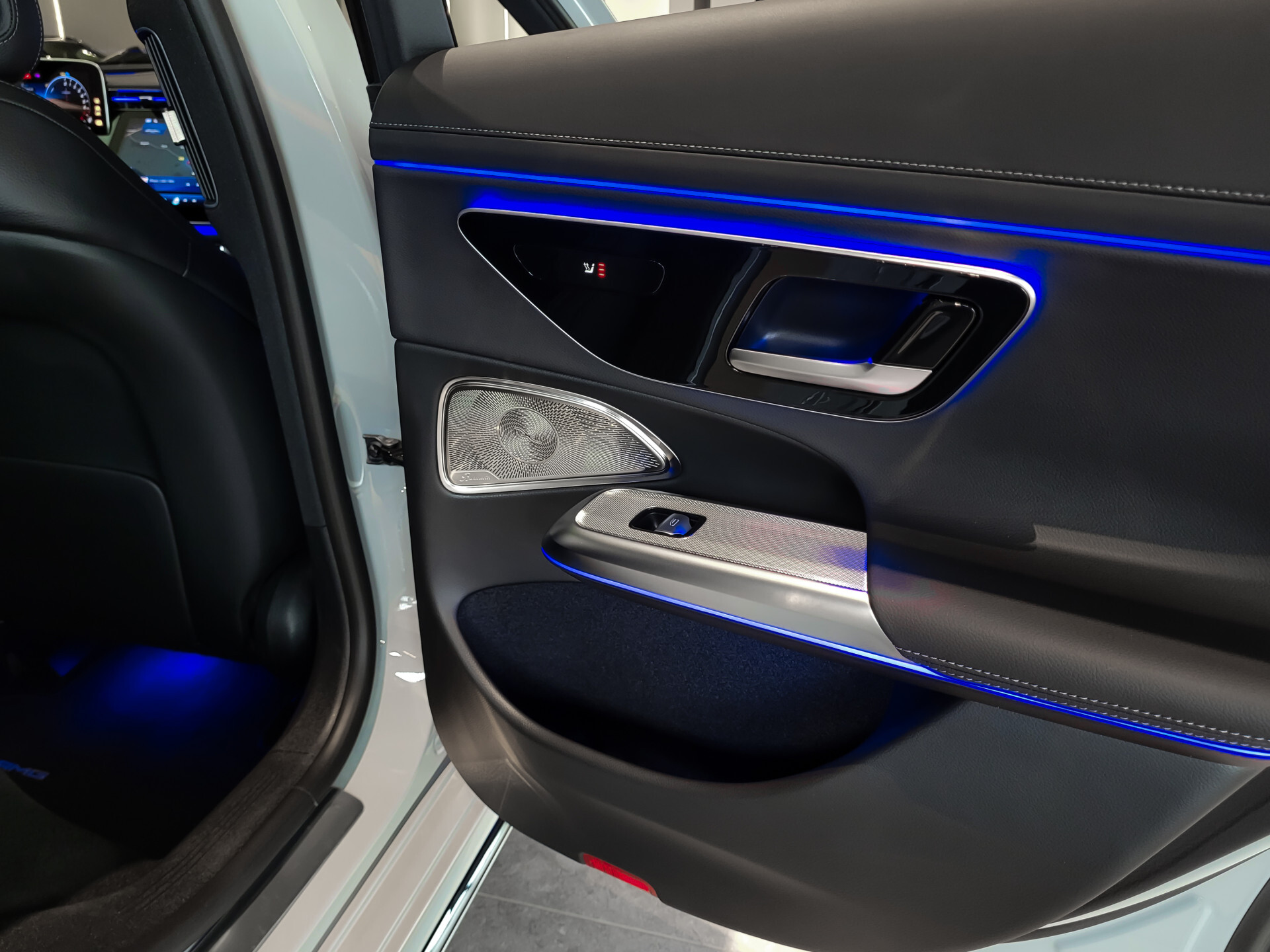Mercedes-Benz E-Klasse 400 e 4-M AMG Luchtvering | Achterasbesturing | Superscreen | Keyless | Stoelkoeling | HUD | Digital Light Foto 30