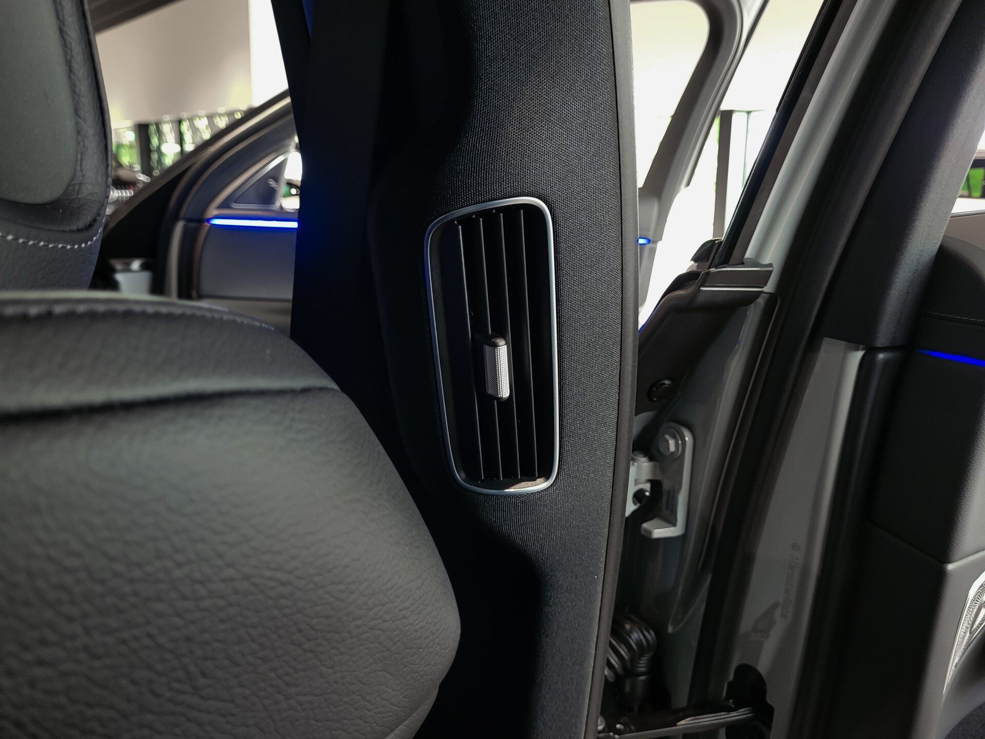 Mercedes-Benz E-Klasse 400 e 4-M AMG Luchtvering | Achterasbesturing | Superscreen | Keyless | Stoelkoeling | HUD | Digital Light Foto 36