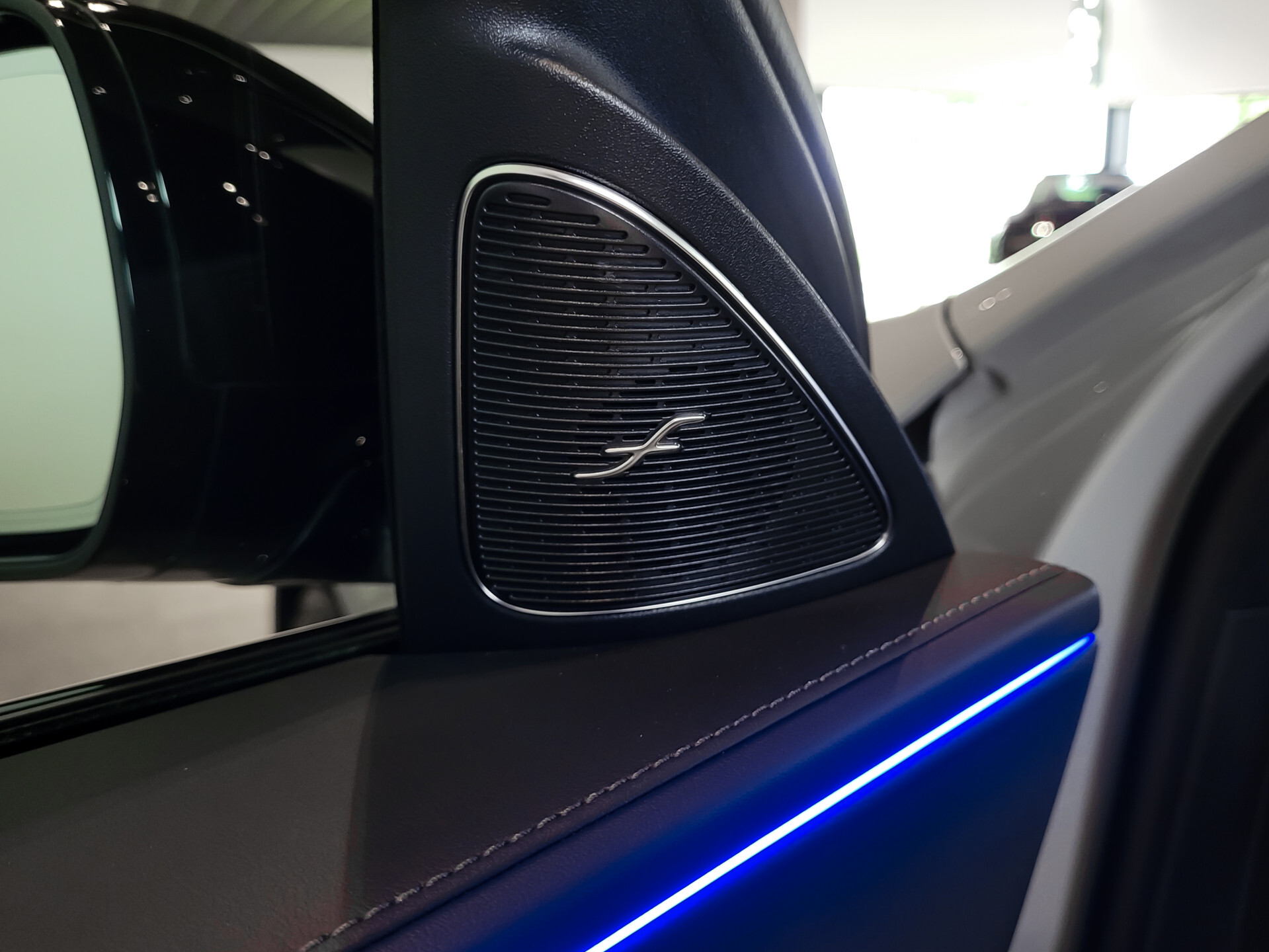 Mercedes-Benz E-Klasse 400 e 4-M AMG Luchtvering | Achterasbesturing | Superscreen | Keyless | Stoelkoeling | HUD | Digital Light Foto 38