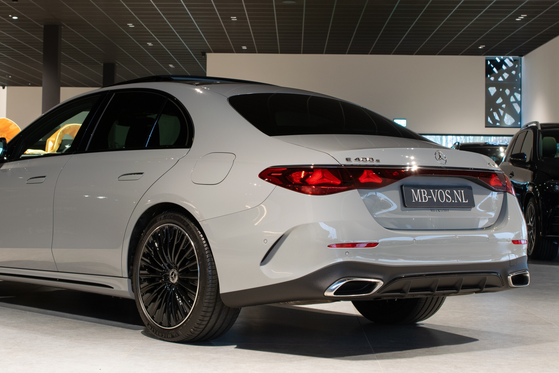 Mercedes-Benz E-Klasse 400 e 4-M AMG Luchtvering | Achterasbesturing | Superscreen | Keyless | Stoelkoeling | HUD | Digital Light Foto 4