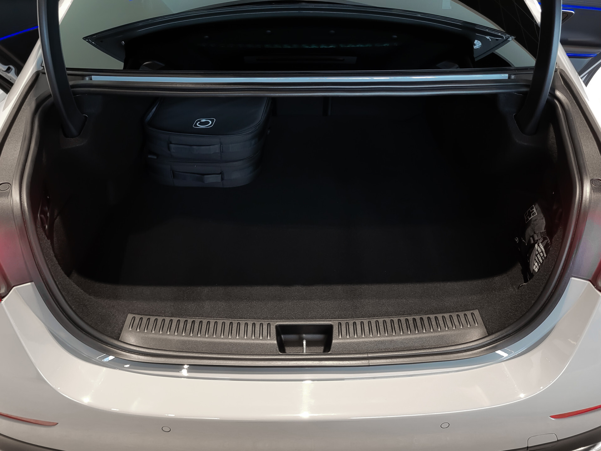 Mercedes-Benz E-Klasse 400 e 4-M AMG Luchtvering | Achterasbesturing | Superscreen | Keyless | Stoelkoeling | HUD | Digital Light Foto 41