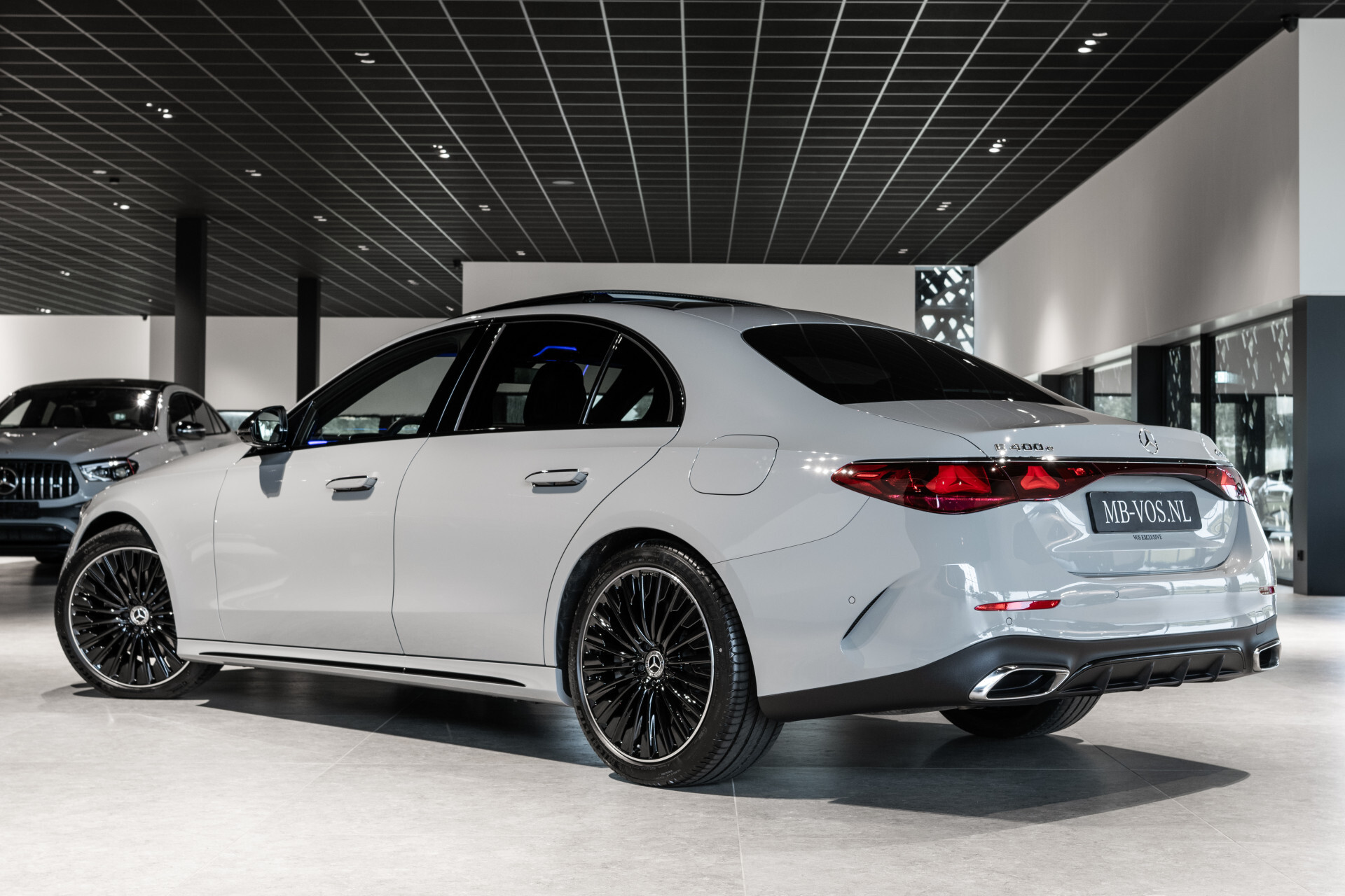 Mercedes-Benz E-Klasse 400 e 4-M AMG Luchtvering | Achterasbesturing | Superscreen | Keyless | Stoelkoeling | HUD | Digital Light Foto 6
