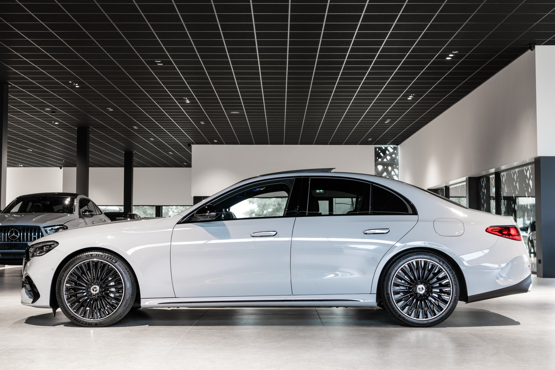 Mercedes-Benz E-Klasse 400 e 4-M AMG Luchtvering | Achterasbesturing | Superscreen | Keyless | Stoelkoeling | HUD | Digital Light Foto 8