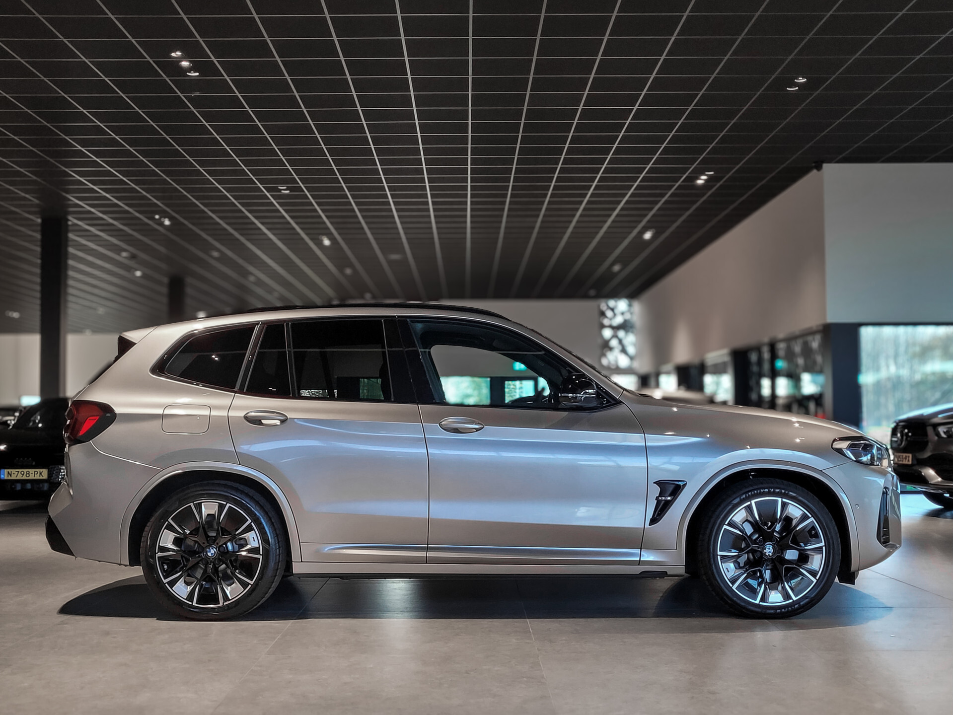 BMW iX3 FACELIFT M Sport High Executive 80 kWh Shadow | Driving Assistant | Keyless | HUD | Laser | Harman-Kardon | Pano | Sfeerverlichting Foto 3