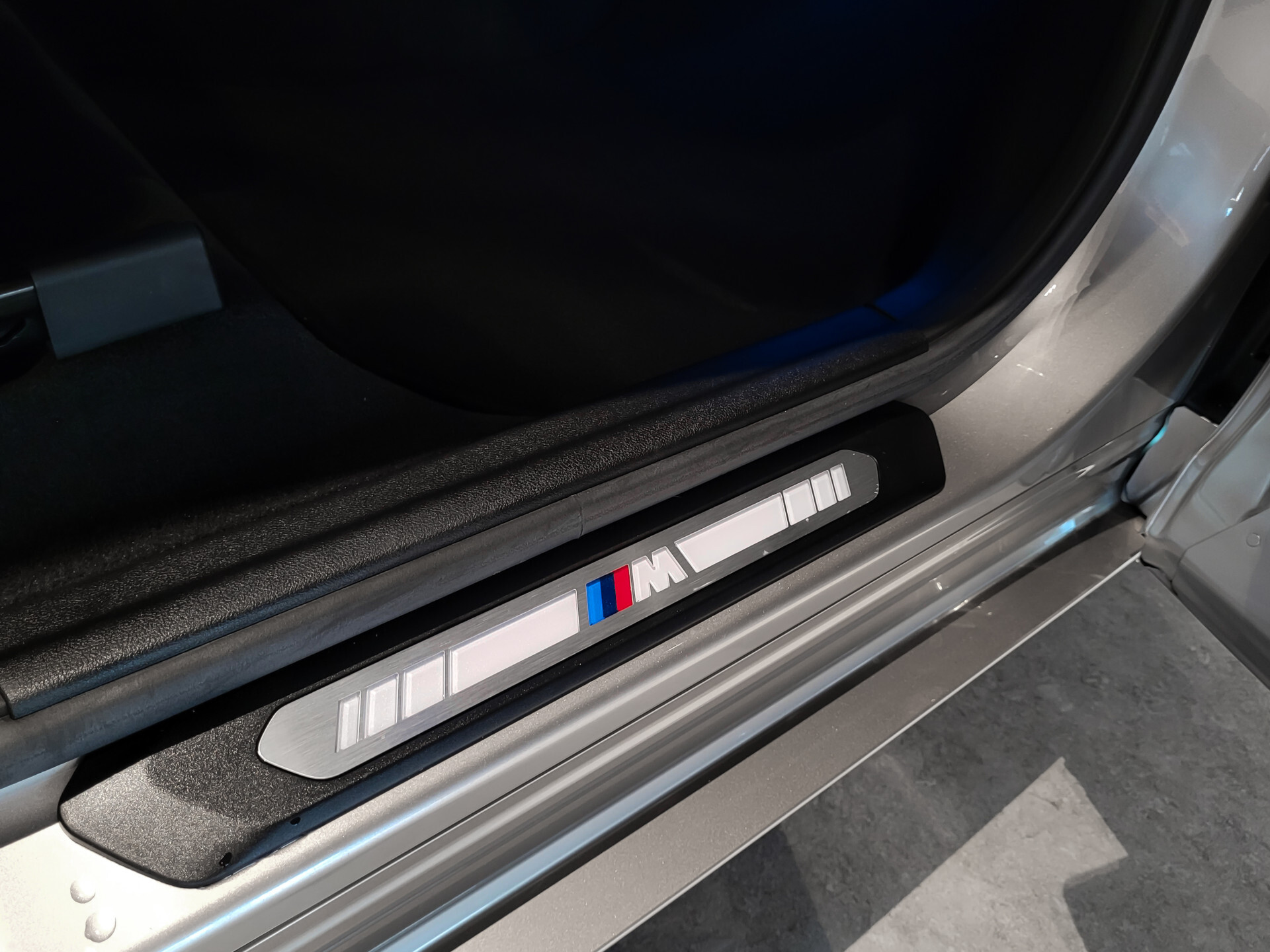 BMW iX3 FACELIFT M Sport High Executive 80 kWh Shadow | Driving Assistant | Keyless | HUD | Laser | Harman-Kardon | Pano | Sfeerverlichting Foto 31