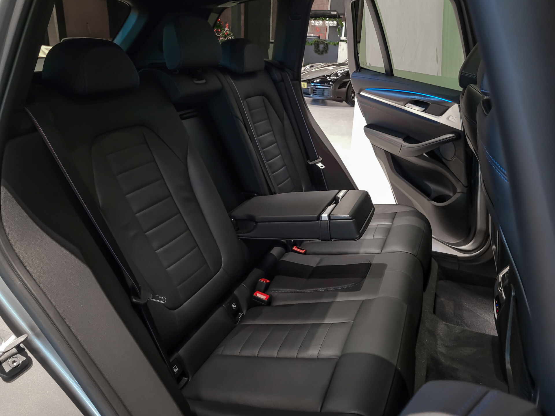 BMW iX3 FACELIFT M Sport High Executive 80 kWh Shadow | Driving Assistant | Keyless | HUD | Laser | Harman-Kardon | Pano | Sfeerverlichting Foto 7