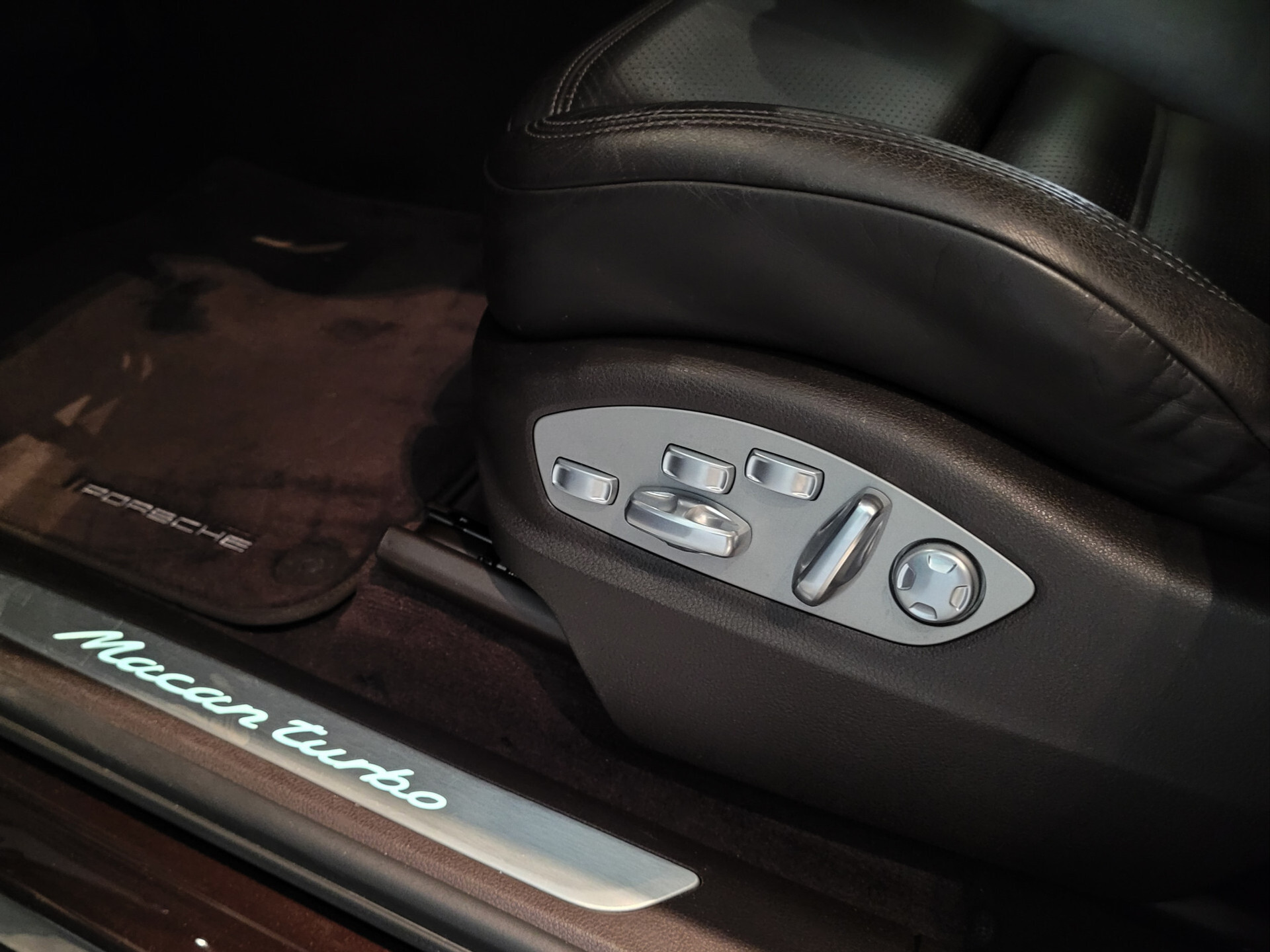 Porsche Macan 3.6 Turbo 400pk Luchtvering | Panorama | 18-voudige stoelen | Bose | 1ste eigenaar | NL Auto | Volleder | Glascoating Foto 18