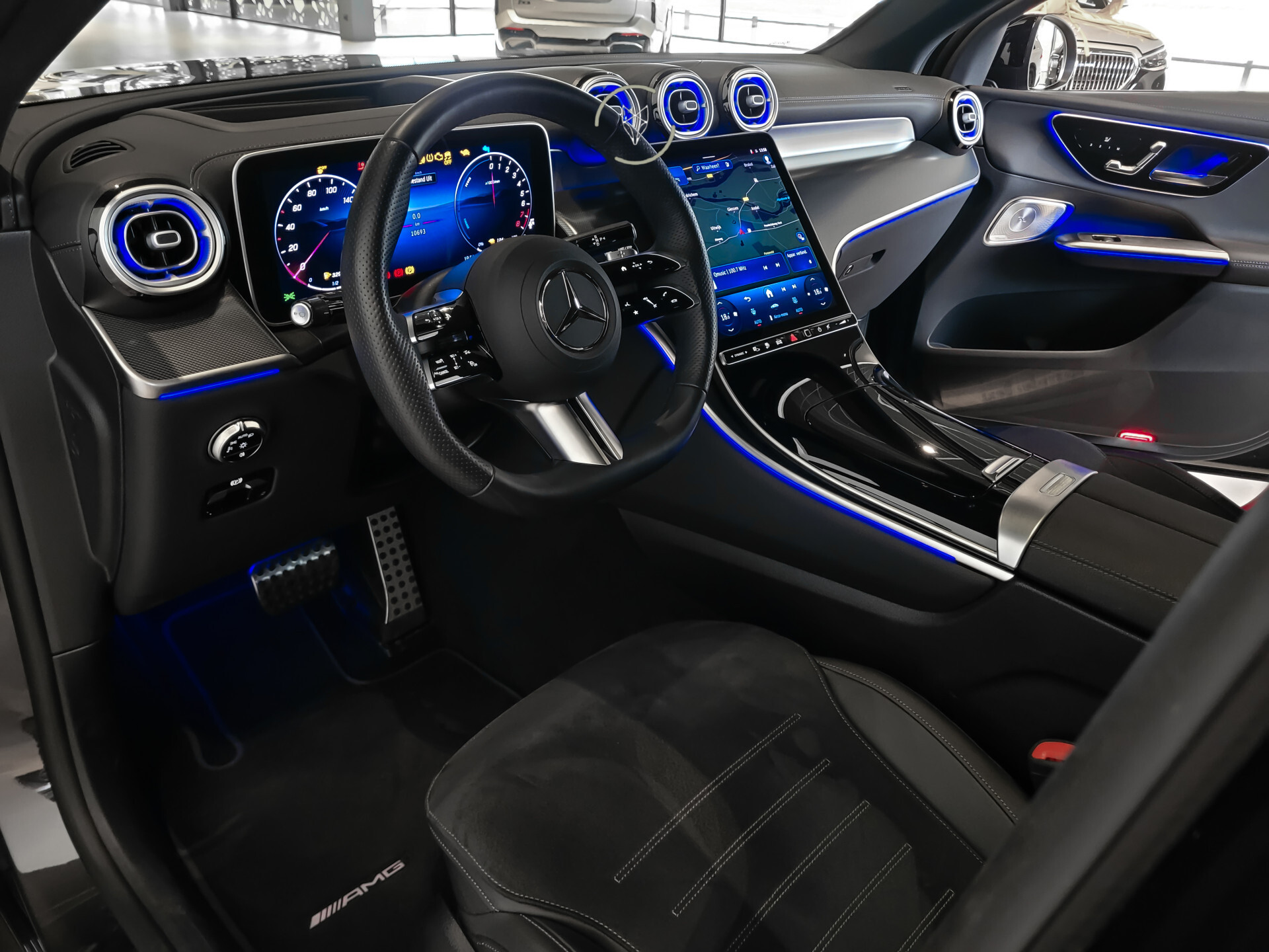 Mercedes-Benz GLC Coupé 300e 4-M AMG | Luchtvering | Achterassturing | ACC | Keyless | 360 | Mem | Burmester | Night | 20" | Night | Trekhaak | Premium Plus Foto 19