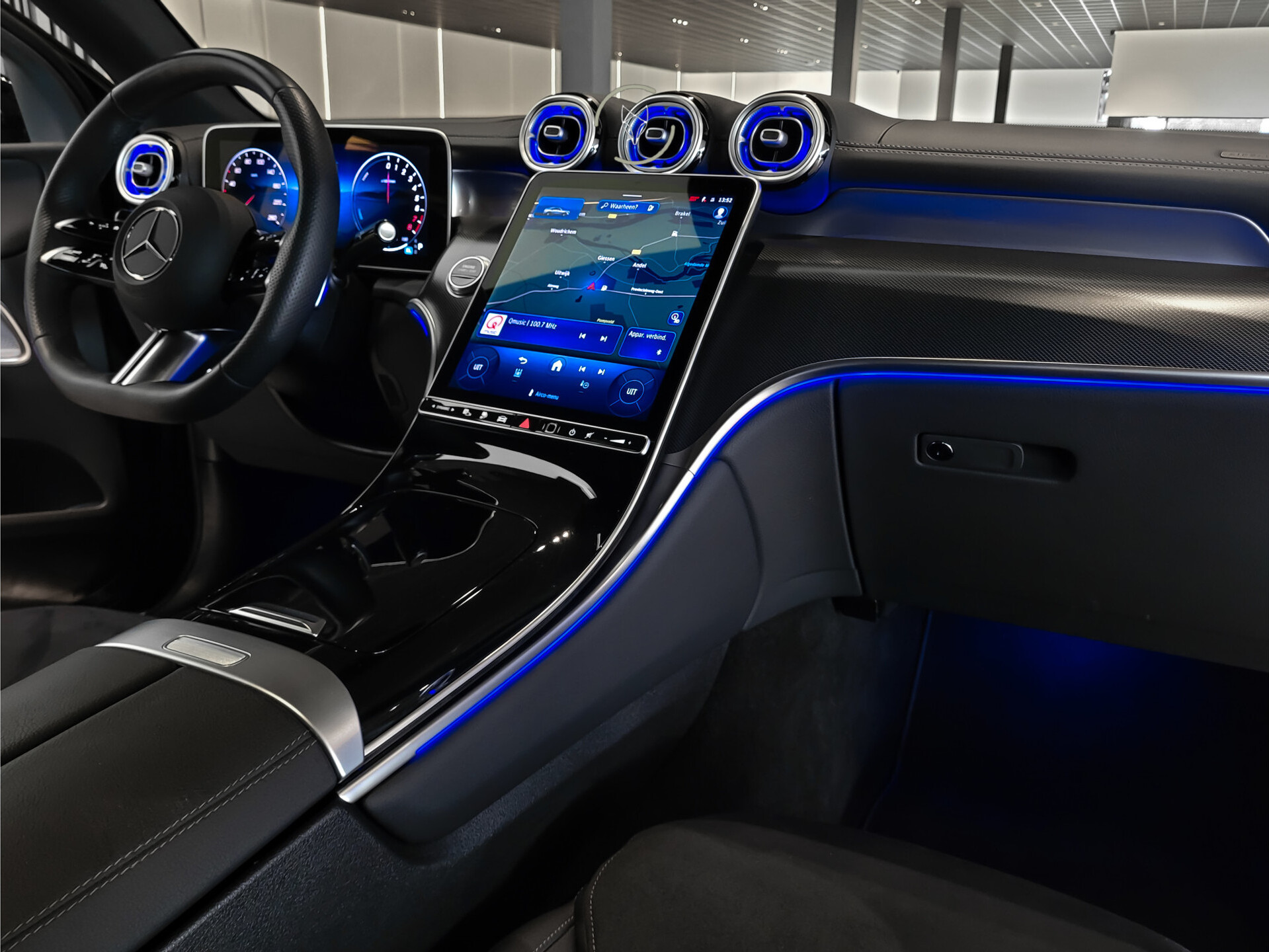 Mercedes-Benz GLC Coupé 300e 4-M AMG | Luchtvering | Achterassturing | ACC | Keyless | 360 | Mem | Burmester | Night | 20" | Night | Trekhaak | Premium Plus Foto 23