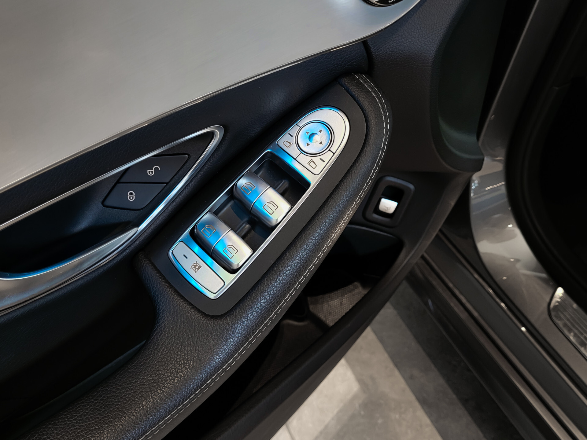 Mercedes-Benz C-Klasse Estate 180 AMG Sport Edition Leder | Sfeerverlichting | Aut-kofferklep | LED | 19" | New Service/APK Foto 12