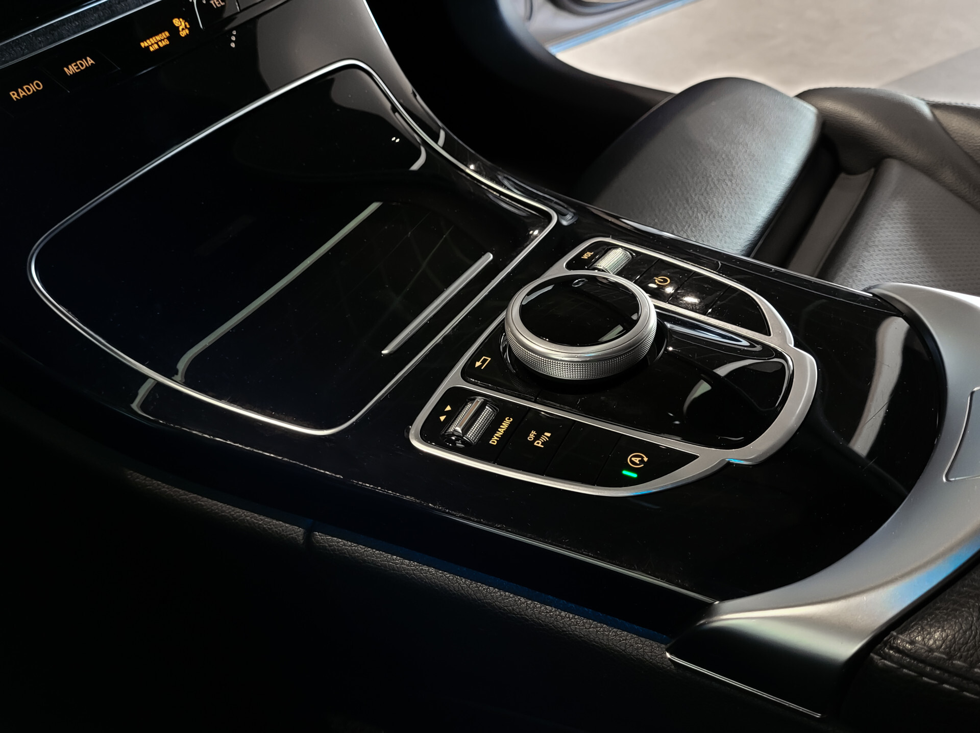 Mercedes-Benz C-Klasse Estate 180 AMG Sport Edition Leder | Sfeerverlichting | Aut-kofferklep | LED | 19" | New Service/APK Foto 21