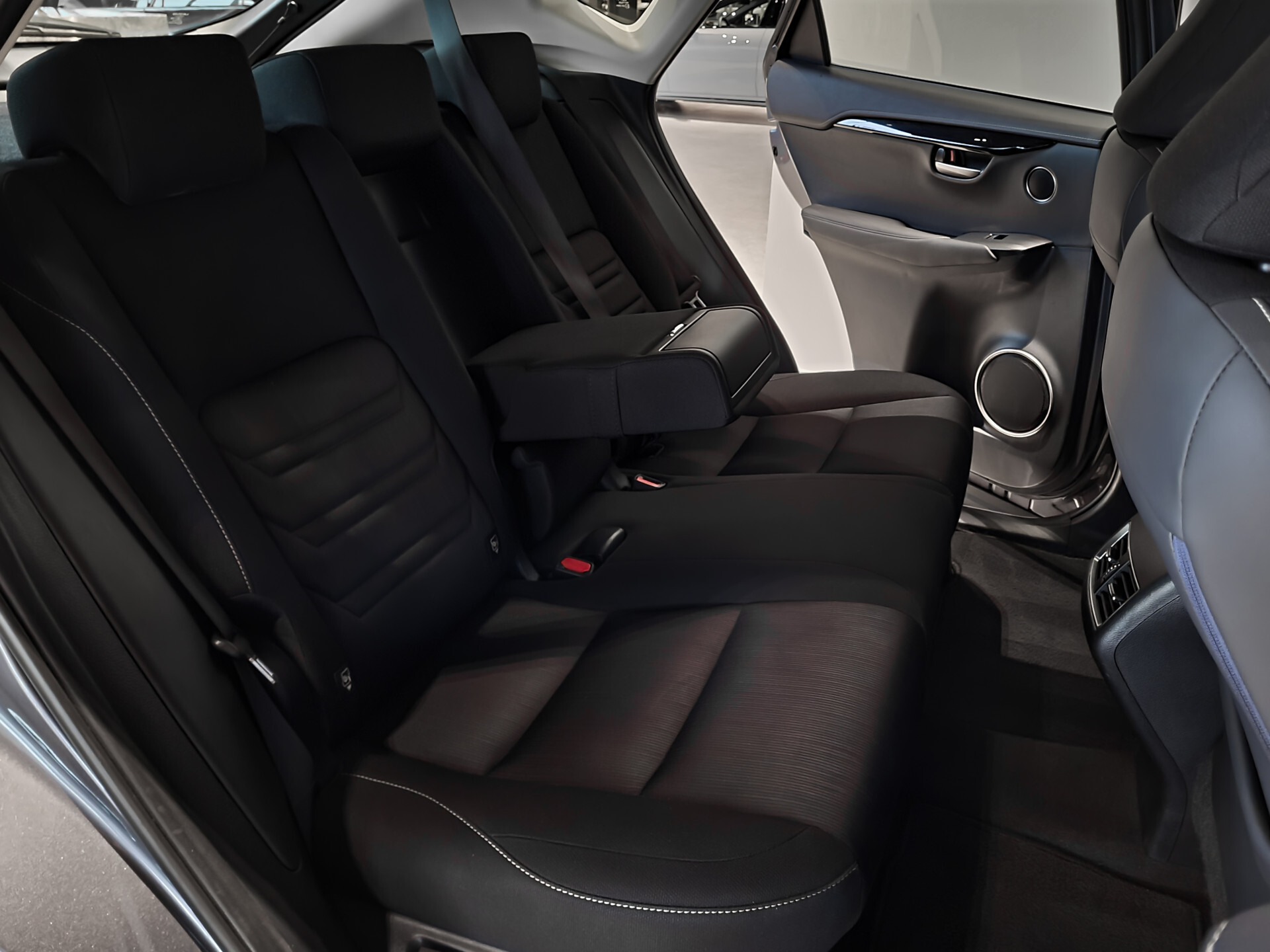 Lexus NX 300h AWD Business Line Dealer onderhouden | Mercury Grey | LED | Camera | Parkeersensoren Foto 11