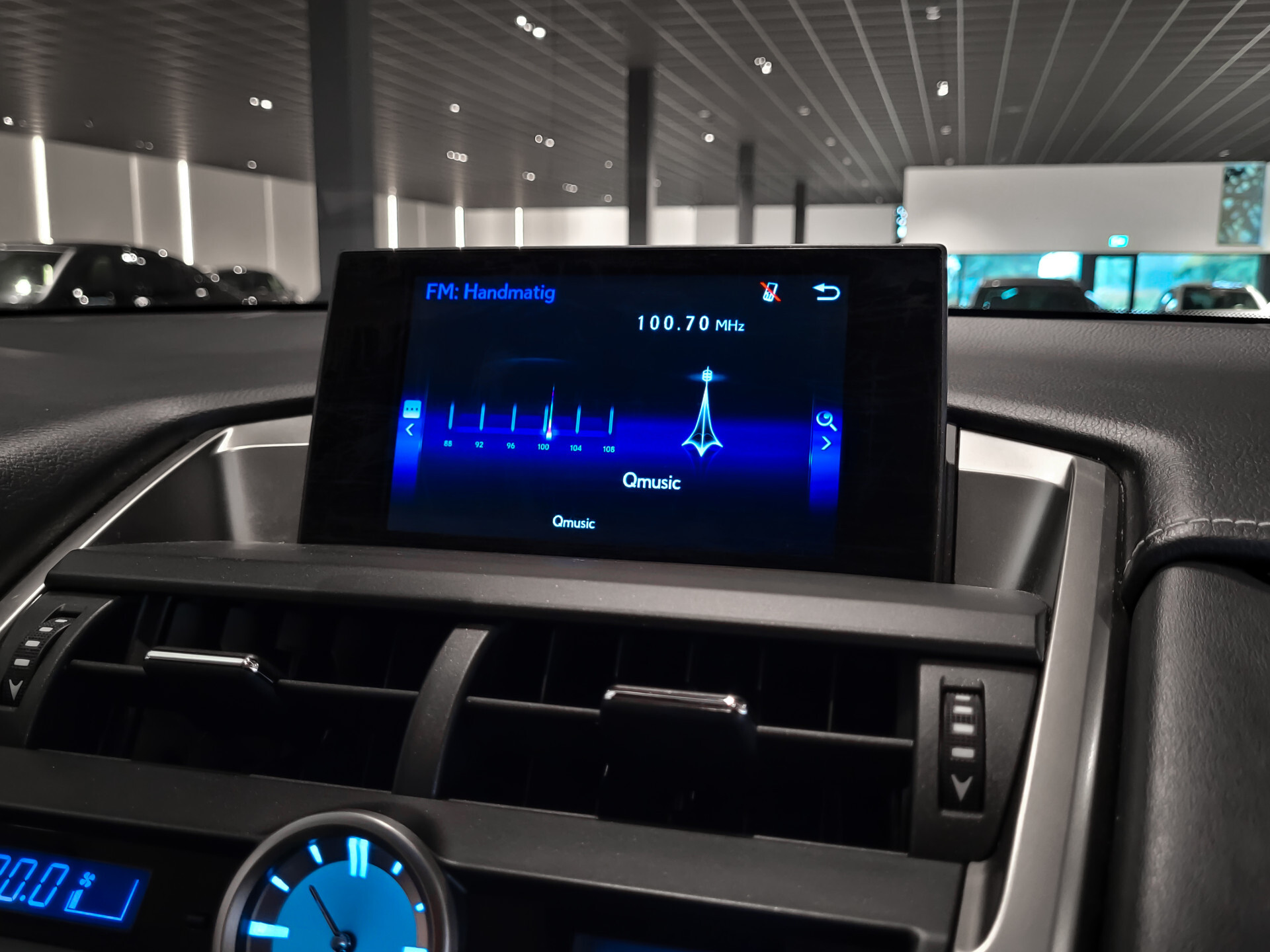 Lexus NX 300h AWD Business Line Dealer onderhouden | Mercury Grey | LED | Camera | Parkeersensoren Foto 13