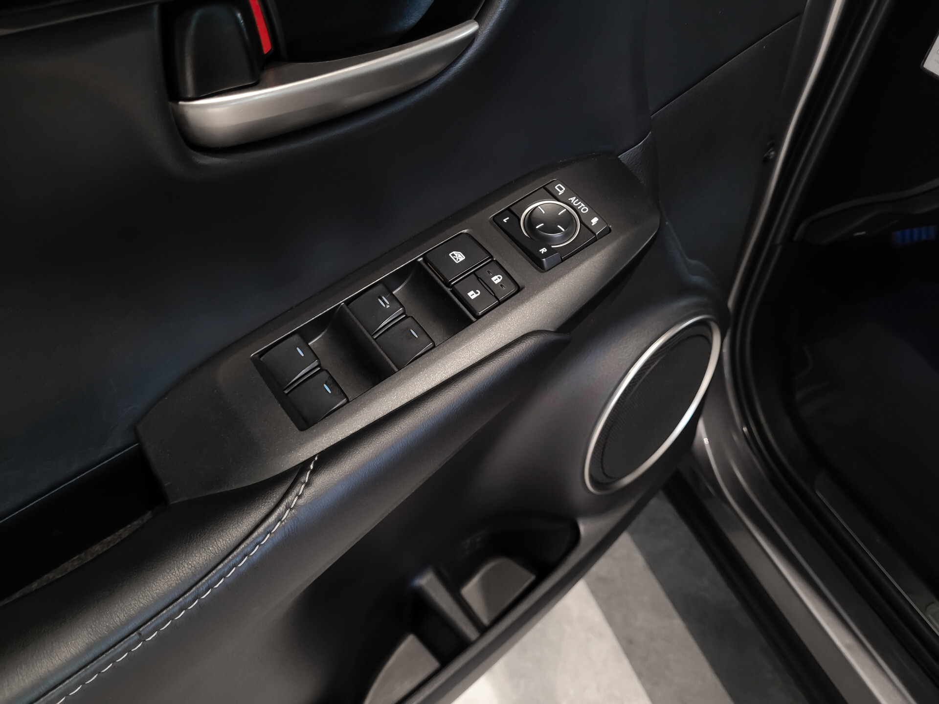 Lexus NX 300h AWD Business Line Dealer onderhouden | Mercury Grey | LED | Camera | Parkeersensoren Foto 16