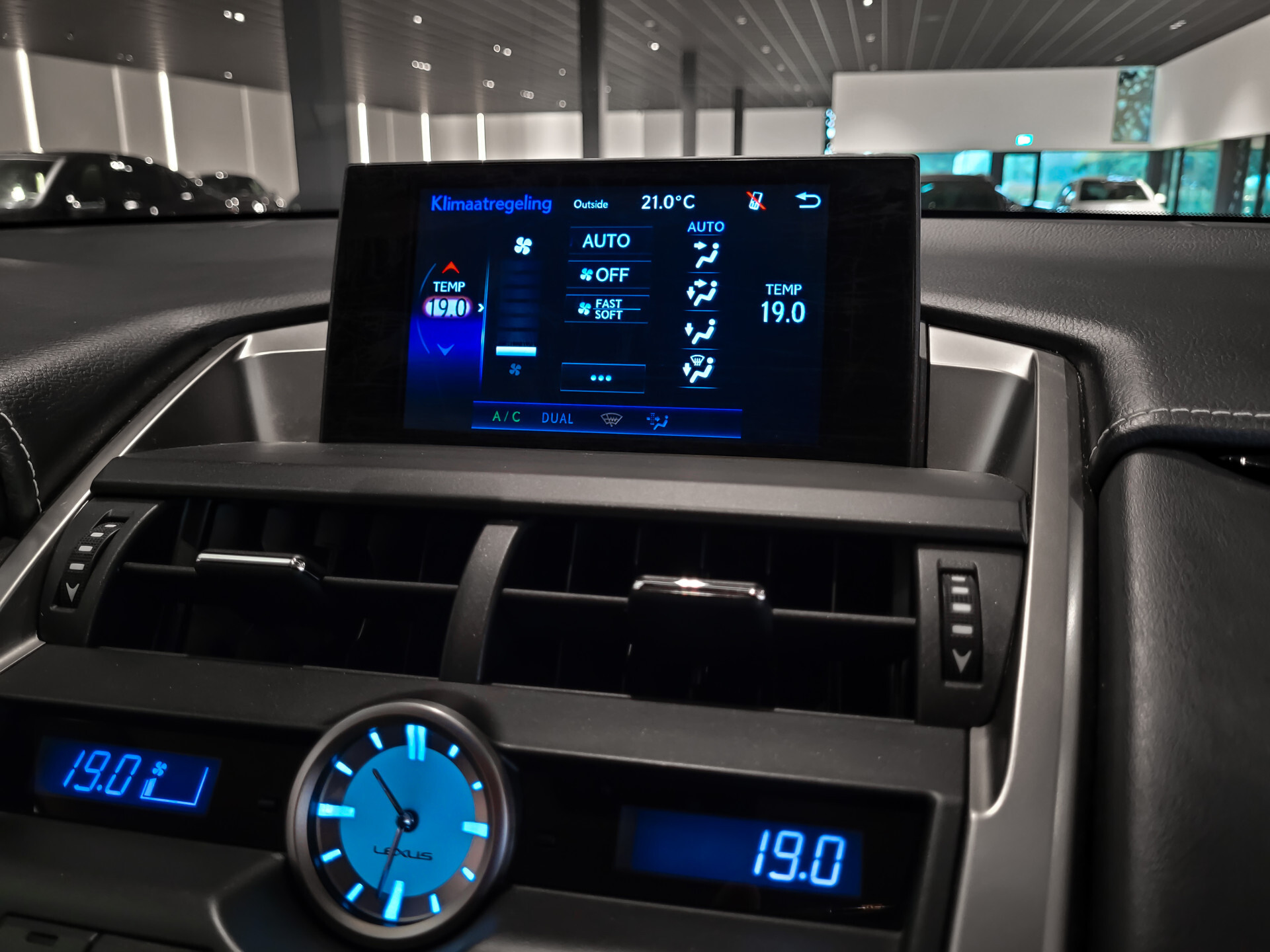 Lexus NX 300h AWD Business Line Dealer onderhouden | Mercury Grey | LED | Camera | Parkeersensoren Foto 17