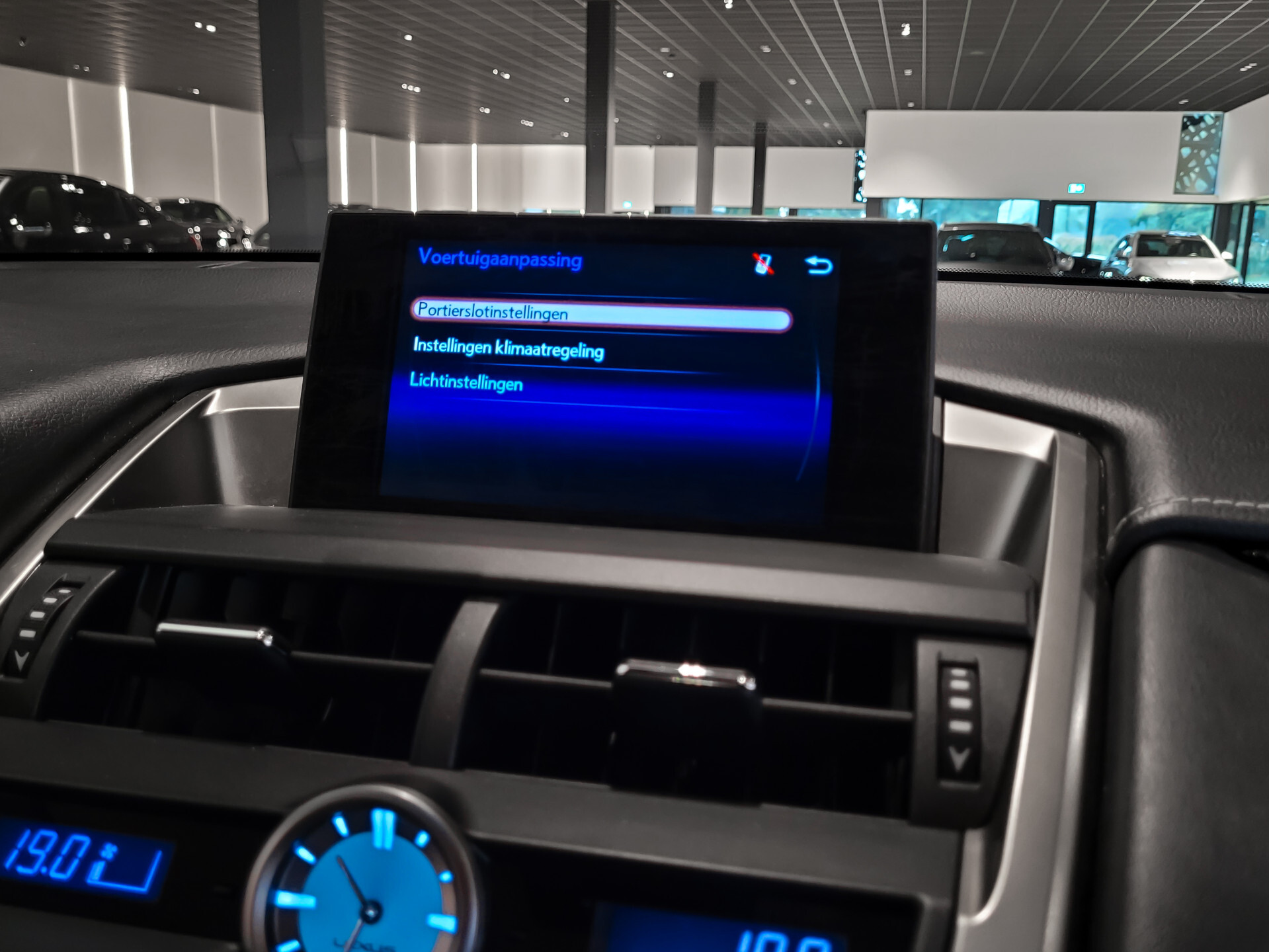 Lexus NX 300h AWD Business Line Dealer onderhouden | Mercury Grey | LED | Camera | Parkeersensoren Foto 24