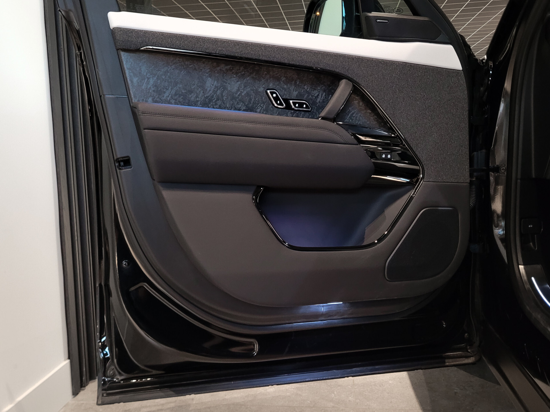 Land Rover Range Rover Sport 3.0 P510e First Edition Light Cloud leder | Forced Carbon | Massage | 23" | Trekhaak | BTW Foto 9