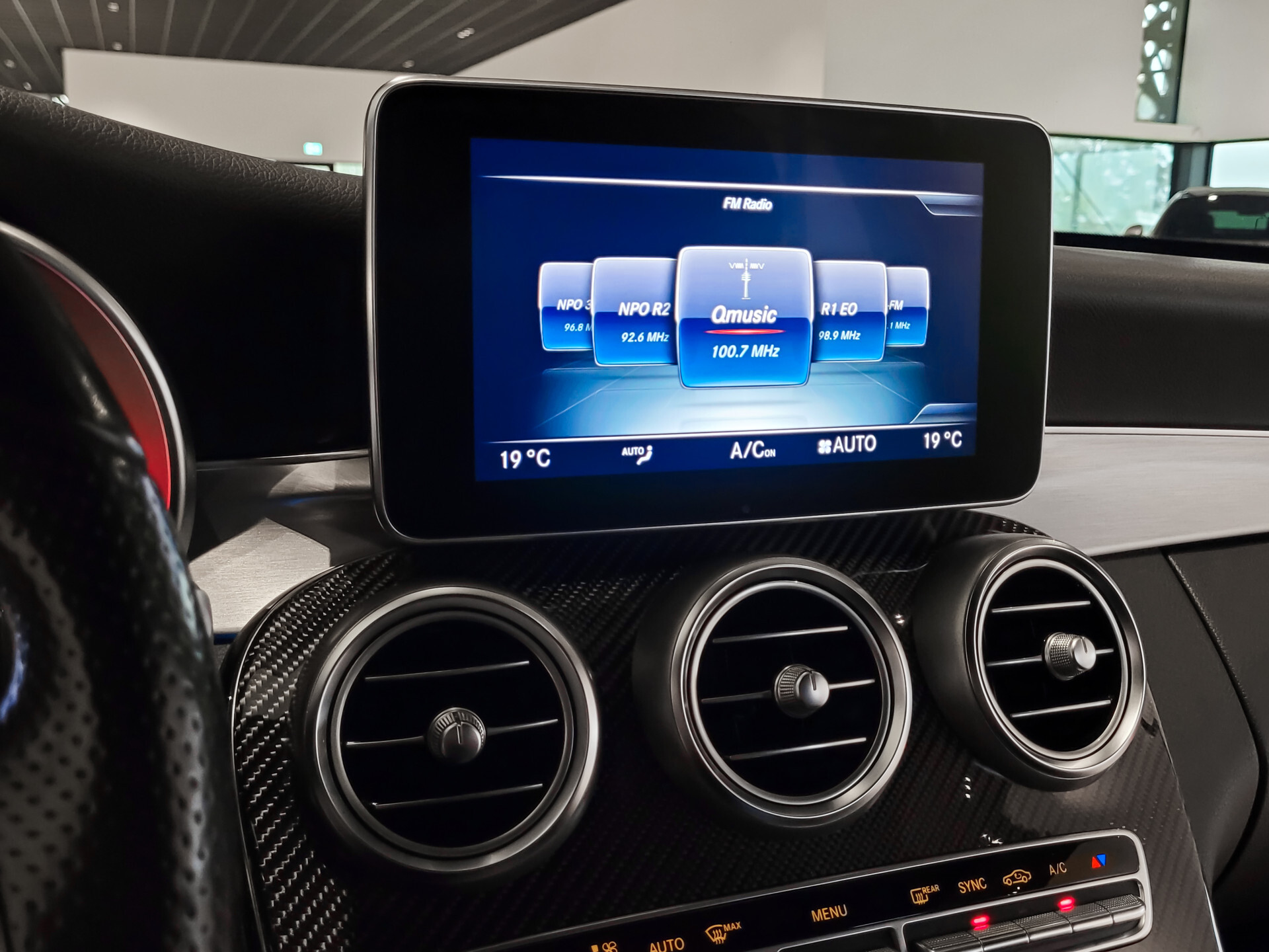 Mercedes-Benz C-Klasse 200 AMG Leder | Carbon | Burmester | 20" | ILS | Comand | Sfeerverlichting | Memory | Volledige historie Foto 11